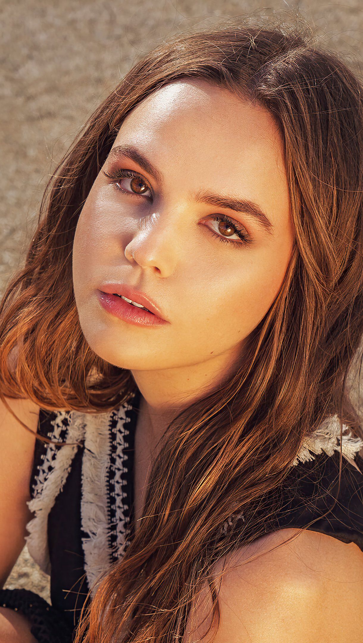 1220x2160 Bailee Madison Wallpaper 4K for iPhone and Mobile Phone