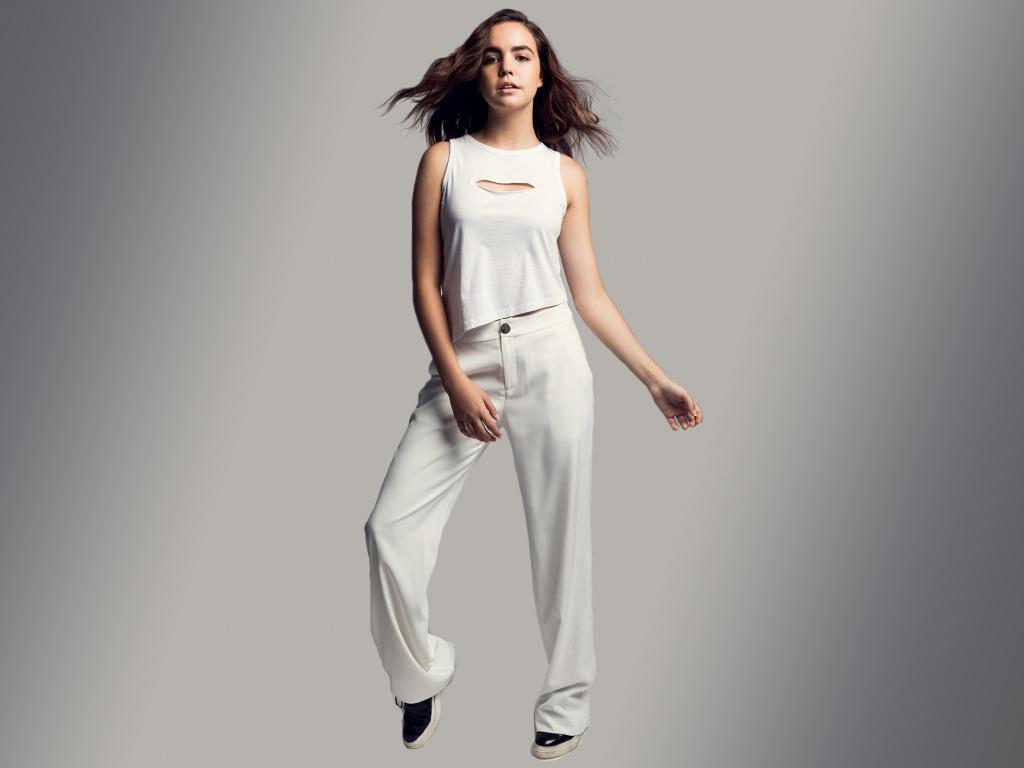 1024x768 Bailee Madison Wallpaper