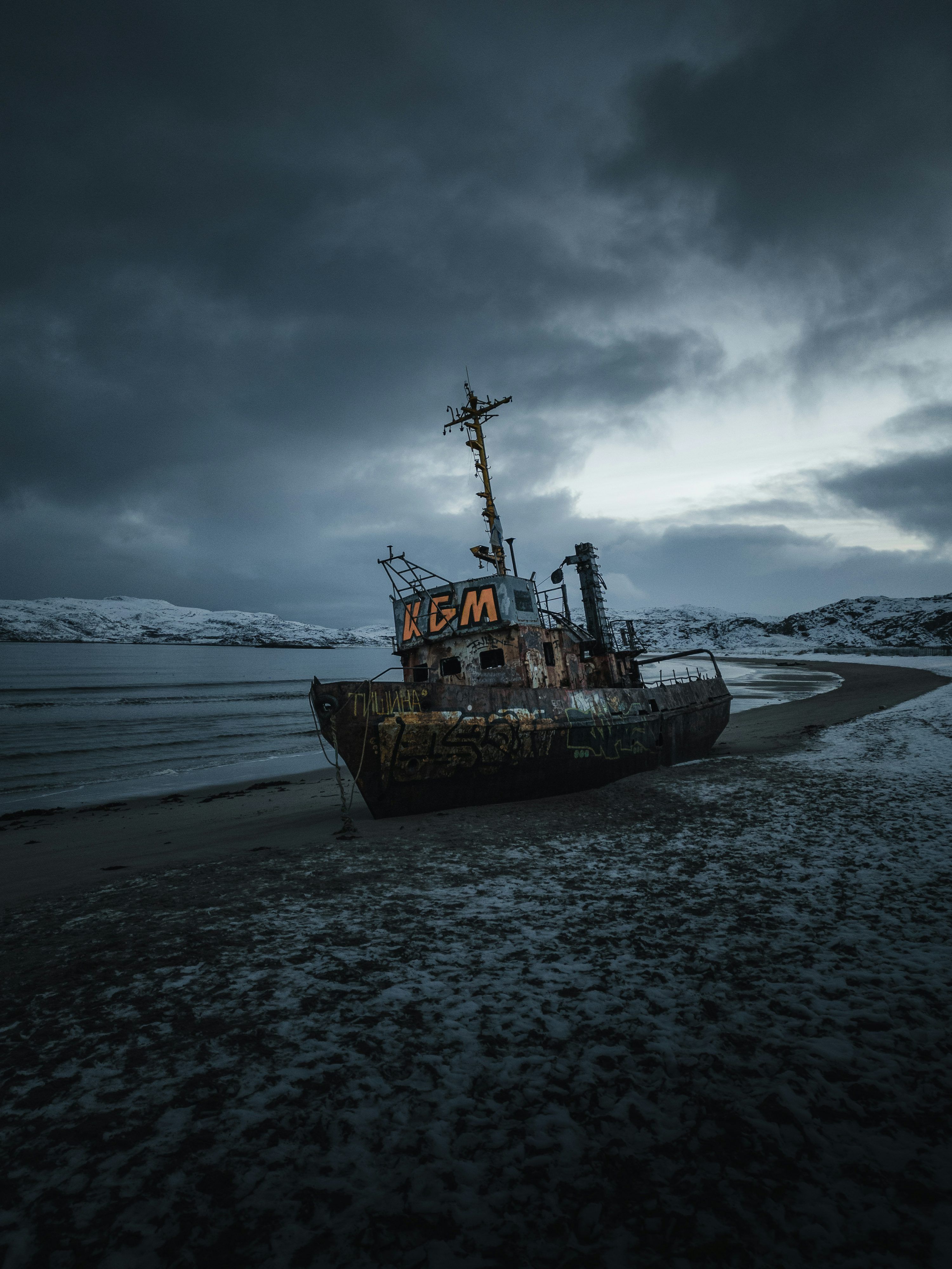 3000x4000 A boat sitting on top of a sandy beach photo