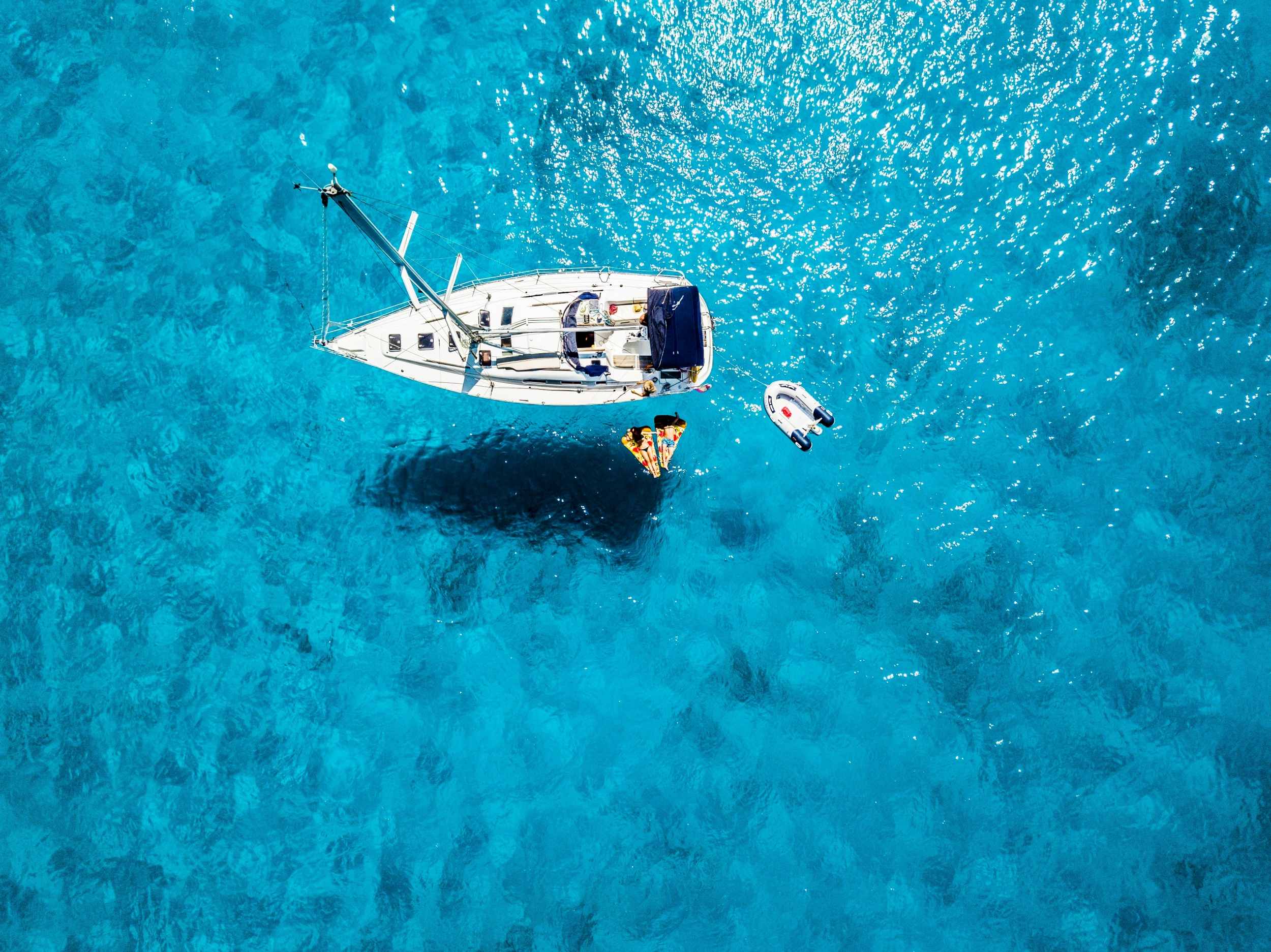 2500x1873 Boat In The Ocean From Above