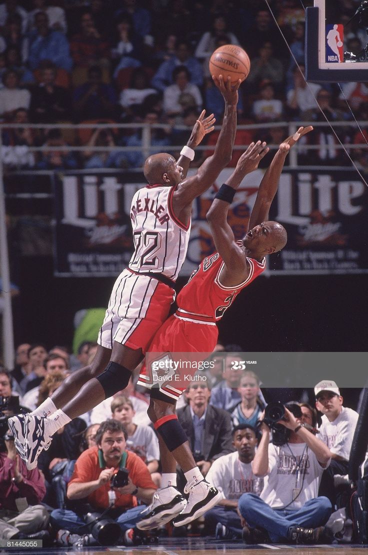 736x1110 Houston Rockets Clyde Drexler in action, taking shot vs Chicago Bulls