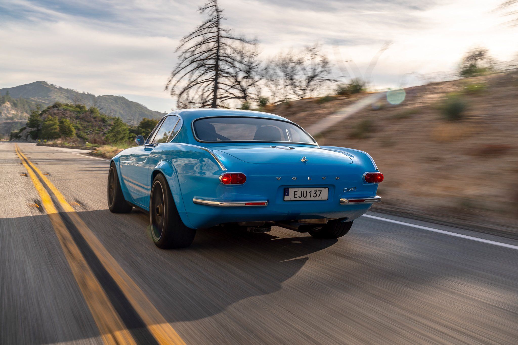 2048x1366 Volvo P1800 Cyan Review: $000 Buys You the Wildest Volvo on Earth