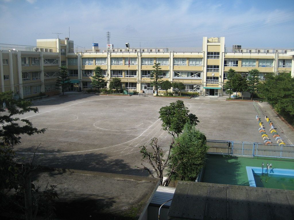 1024x768 Empty schoolyard. The more I see of Japan, the more some th