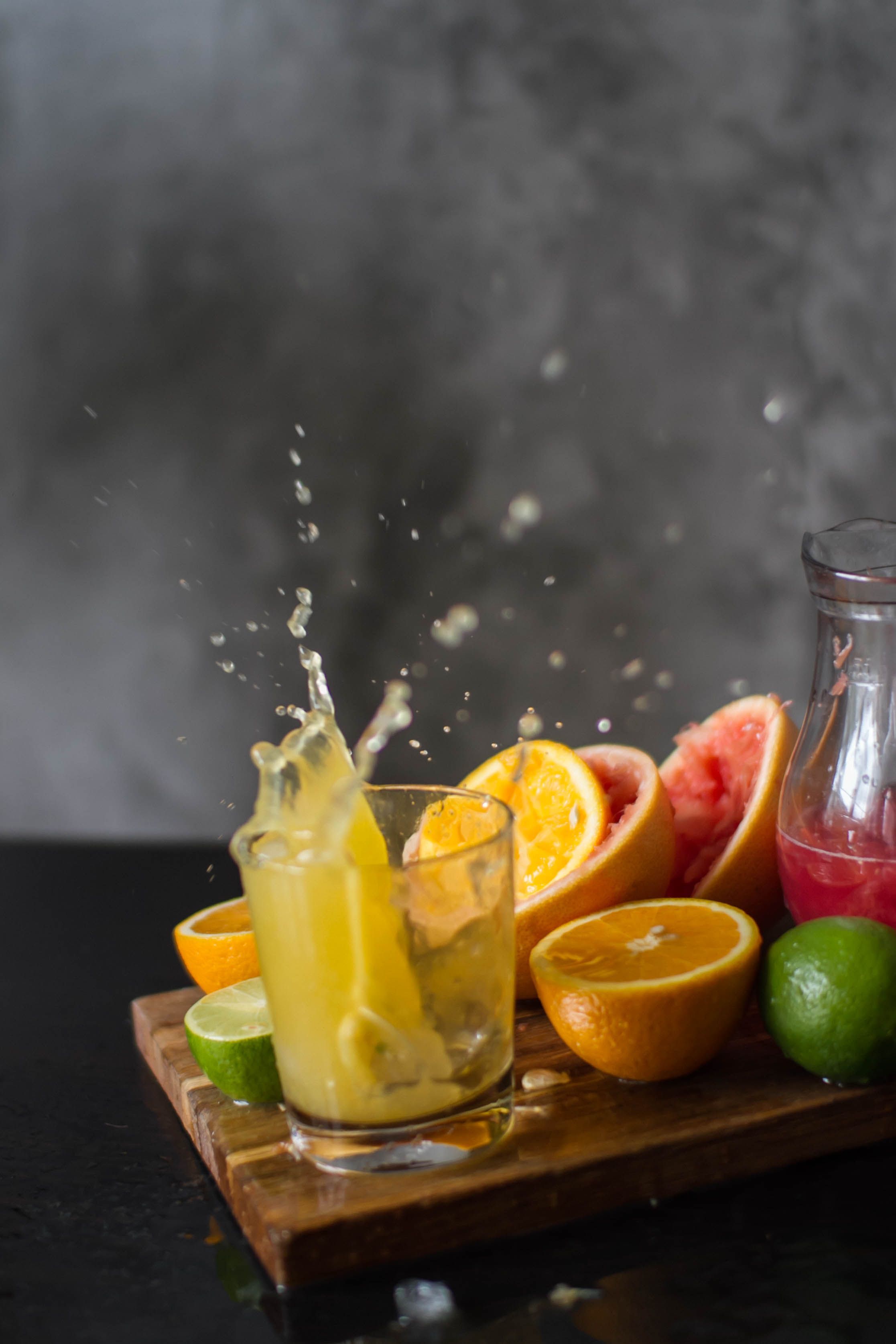2233x3349 Fresh juice splashing near fruits · Free