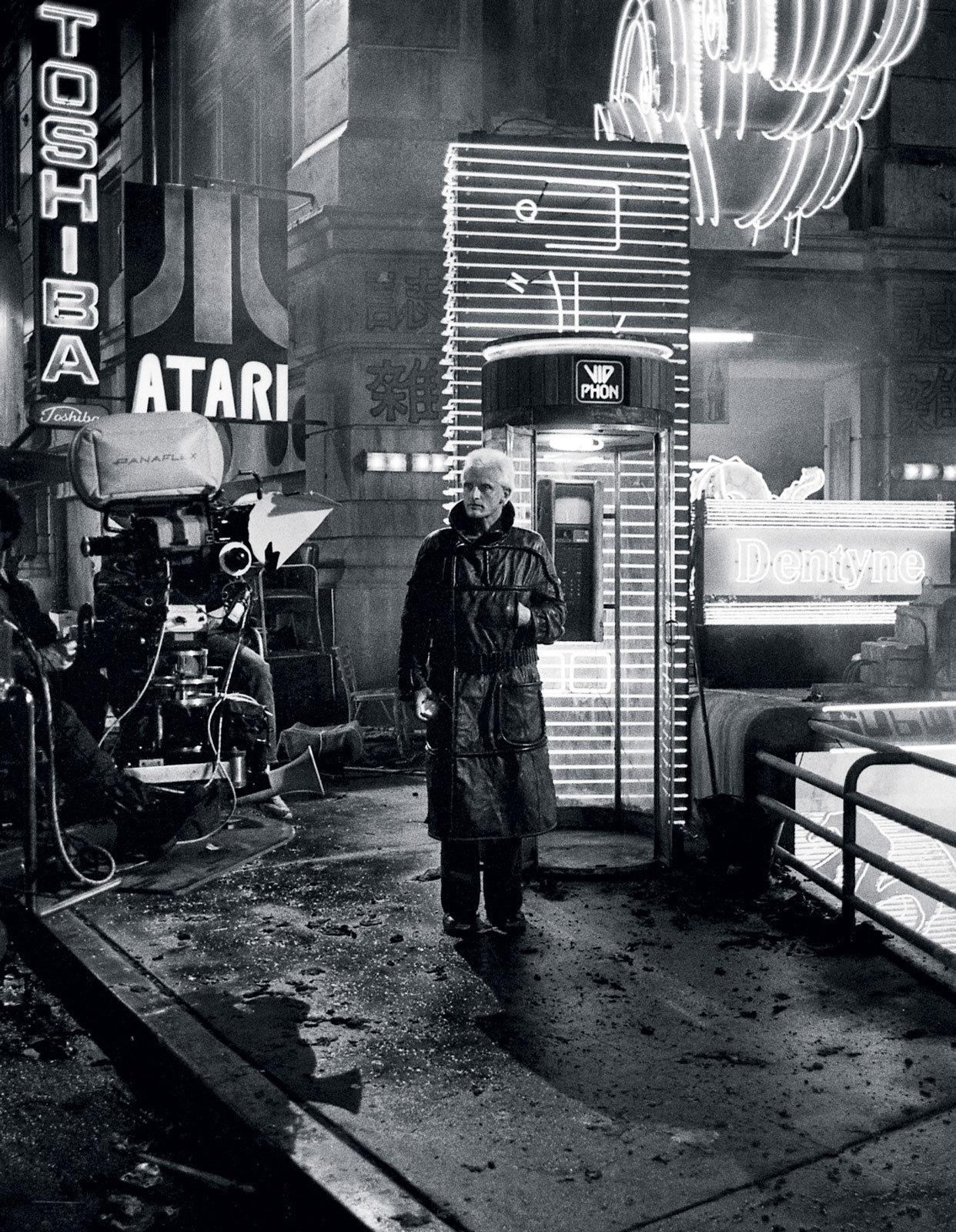 1242x1600 Rutger Hauer on the Blade Runner set