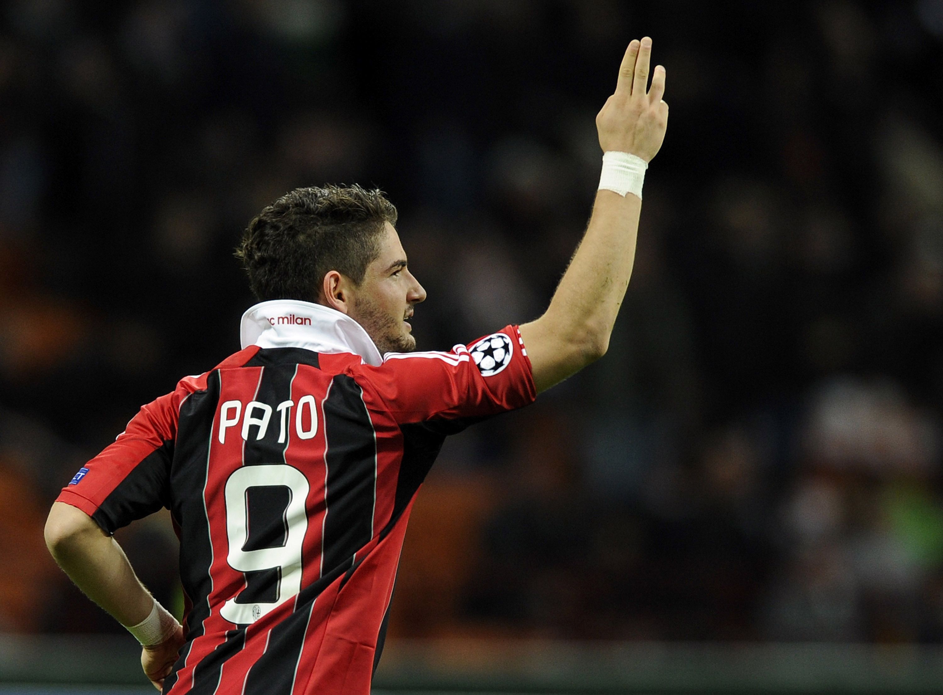 3000x2211 The football player of Corinthians Alexandre Pato showing love to the fans Desktop wallpaper 1600x900