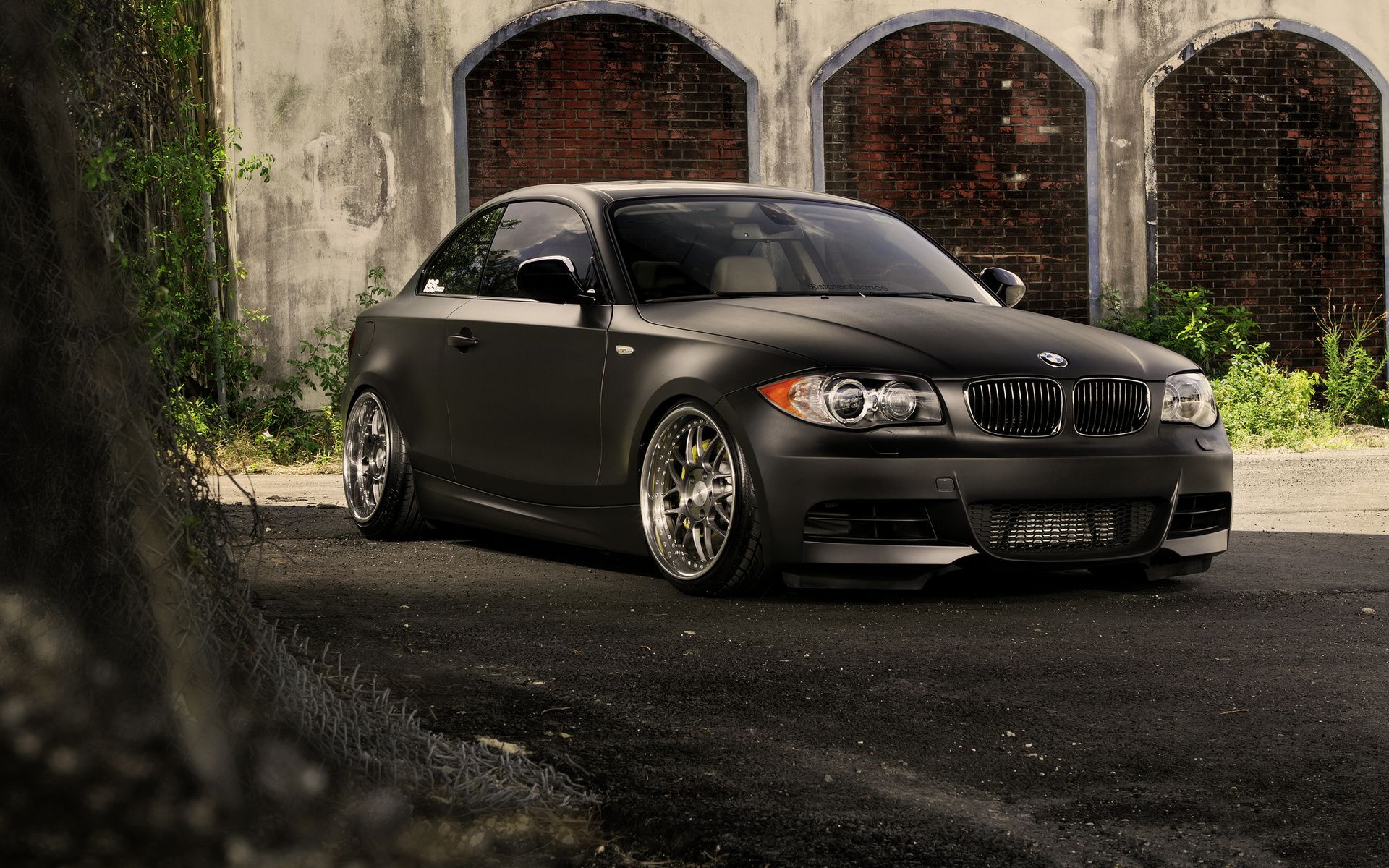 1920x1200 Sleek BMW Ride: HD Wallpaper of a Stylish Urban Vehiclex1200