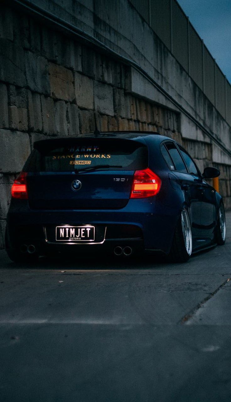 736x1277 Blue BMW parked on a road at night. Auto da sogno