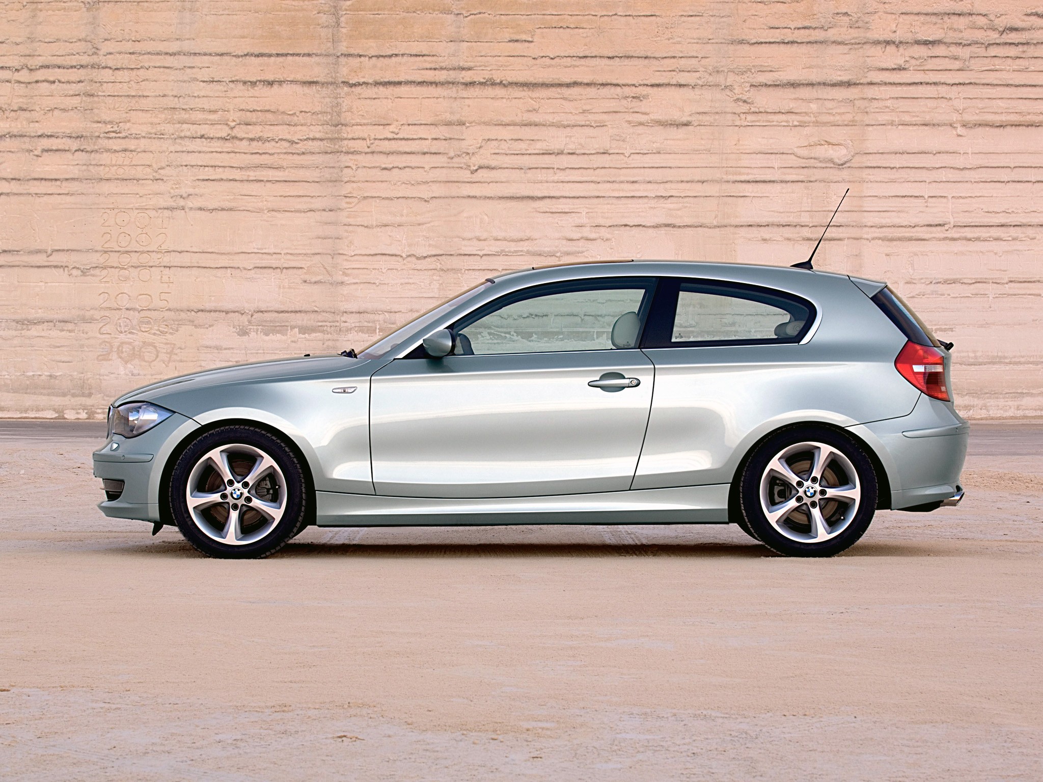 2048x1536 BMW 1 Series 3 doors (E81) Specs, Performance & Photo