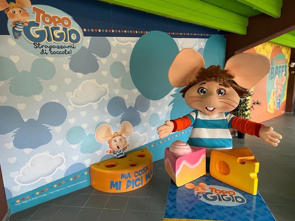 1024x768 Topo Gigio Visits Zoomarine Dolphin Company