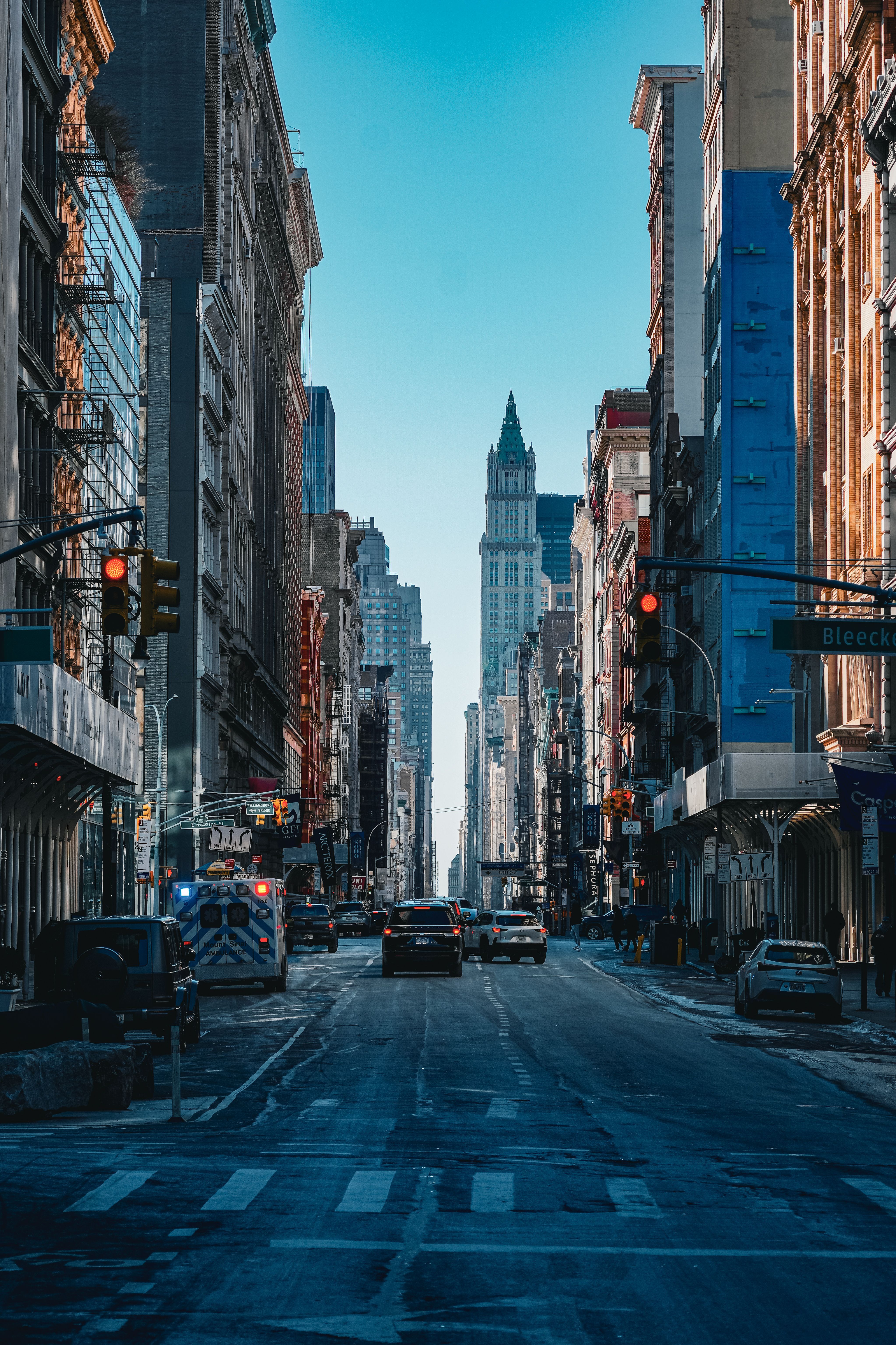 4095x6142 Vibrant New York City Street in Daylight · Free
