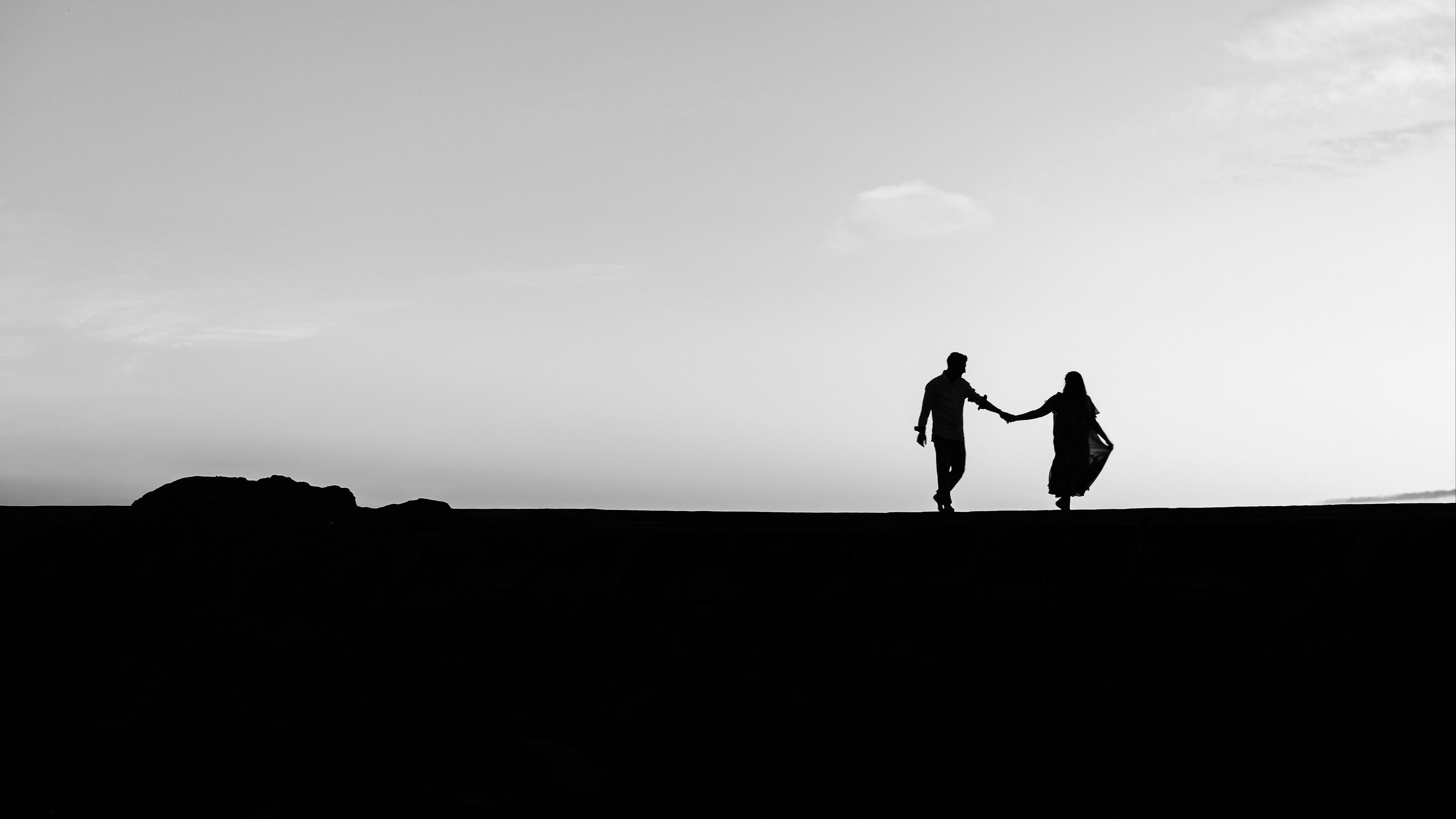 3840x2160 Download wallpaper 3840x2160 love, silhouette, lovers, horizon, bw 4k uhd 16:9 HD background