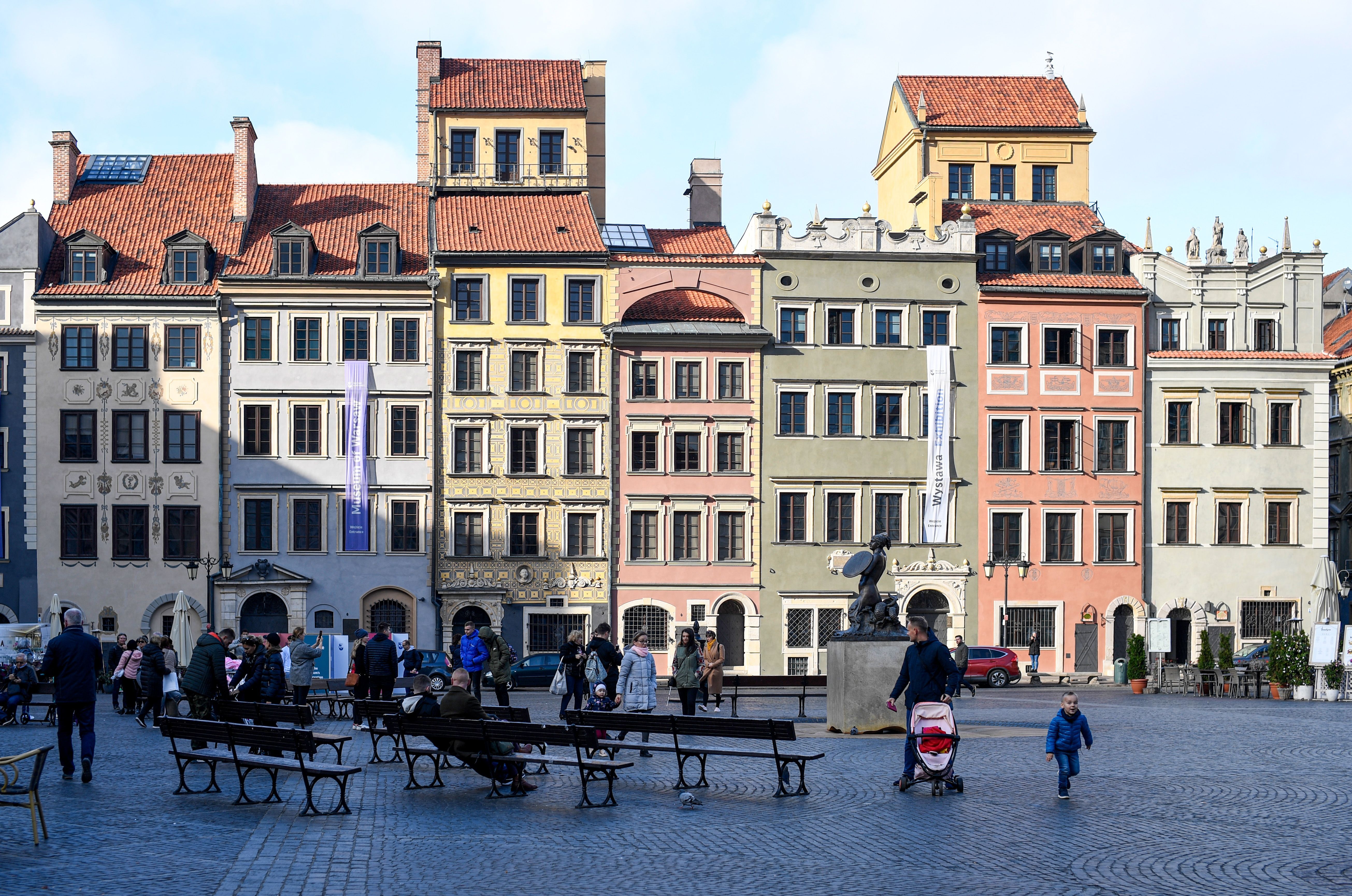 5220x3460 Charming Warsaw Old Town Square with Colorful Buildings · Free