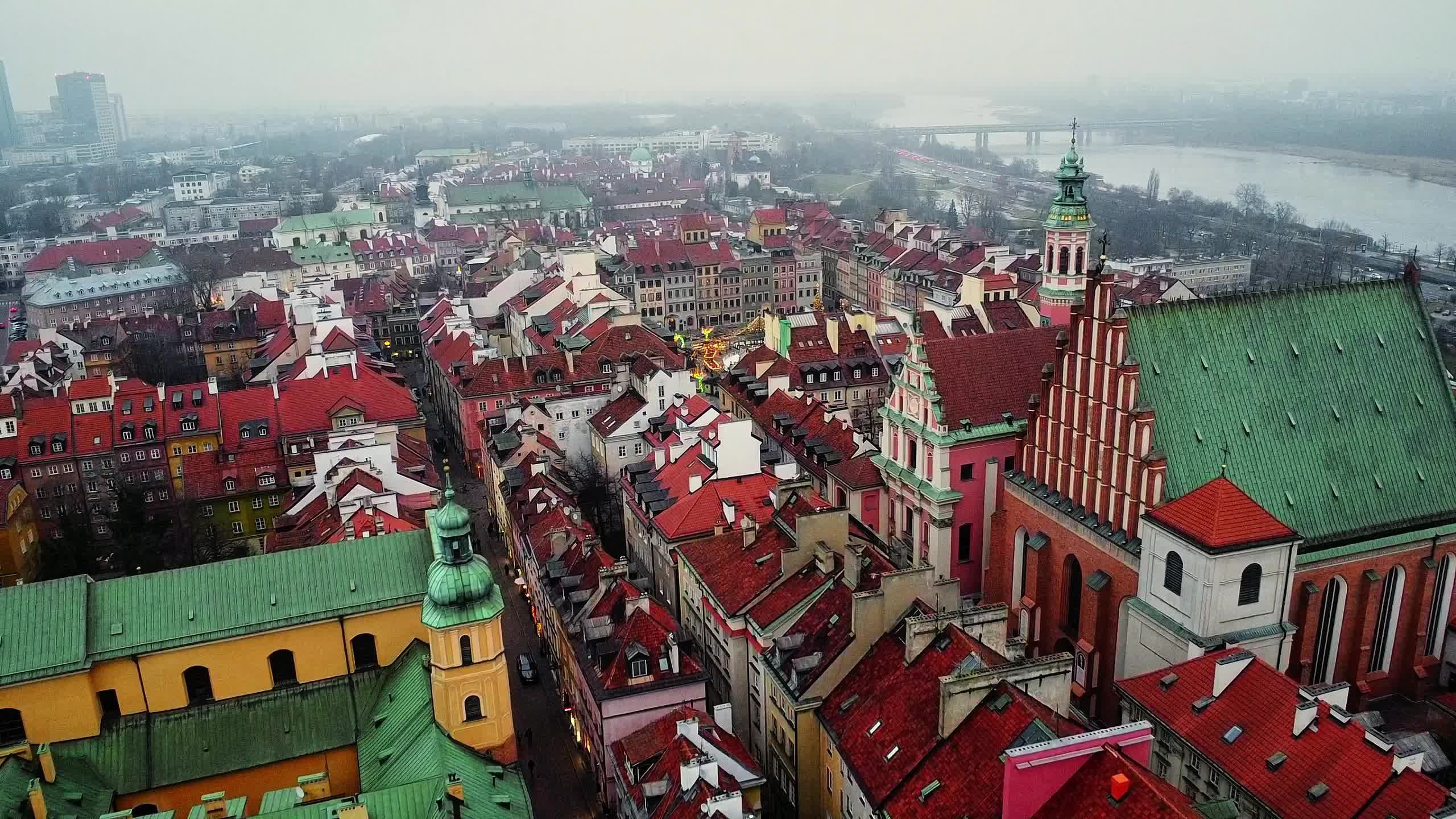 2560x1440 Aerial View of Warsaw's Historic Old Town