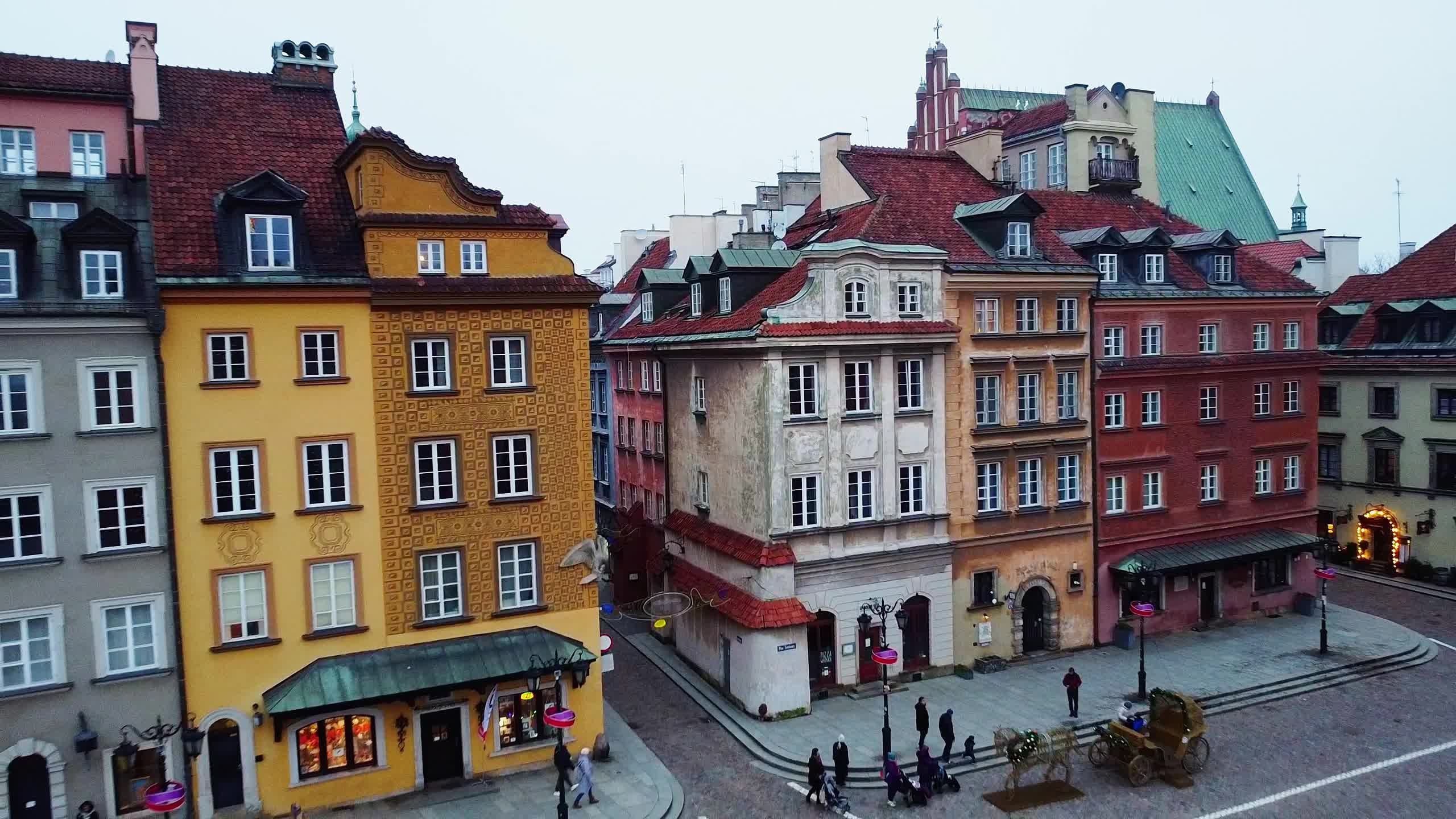 2560x1440 Aerial View of Colorful Warsaw Square