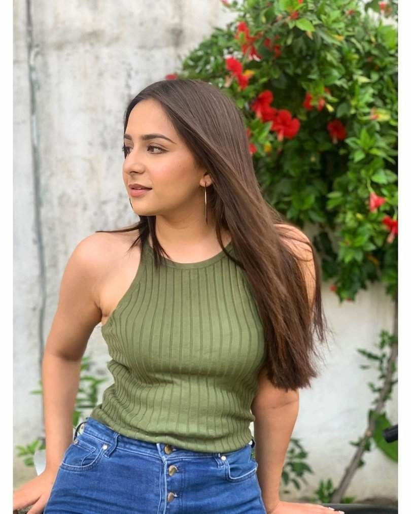 810x1013 Sruishty Mann Biography, Age, Height, Boyfriend