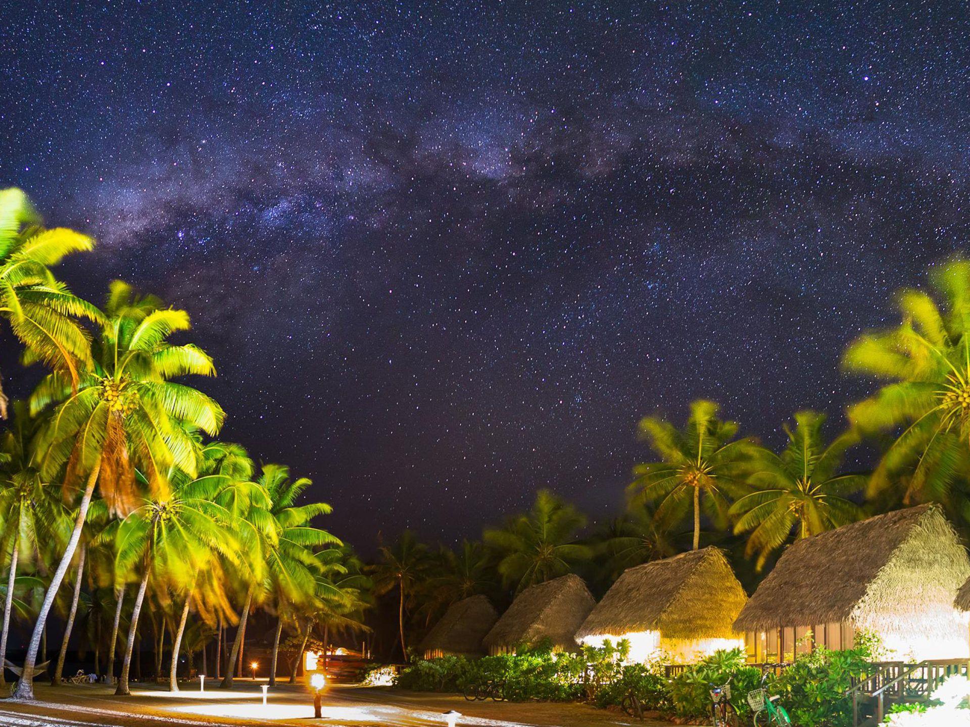 1920x1440 Bungalows Aitutaki Lagoon Private Island Resort & Spa Arutanga Nighttime Star Sky Wallpaper HD For Deskx2400 :