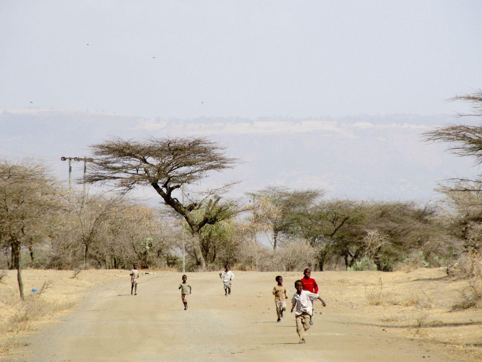 1600x1200 ethiopia road and kids. HD Windows Wallpaper