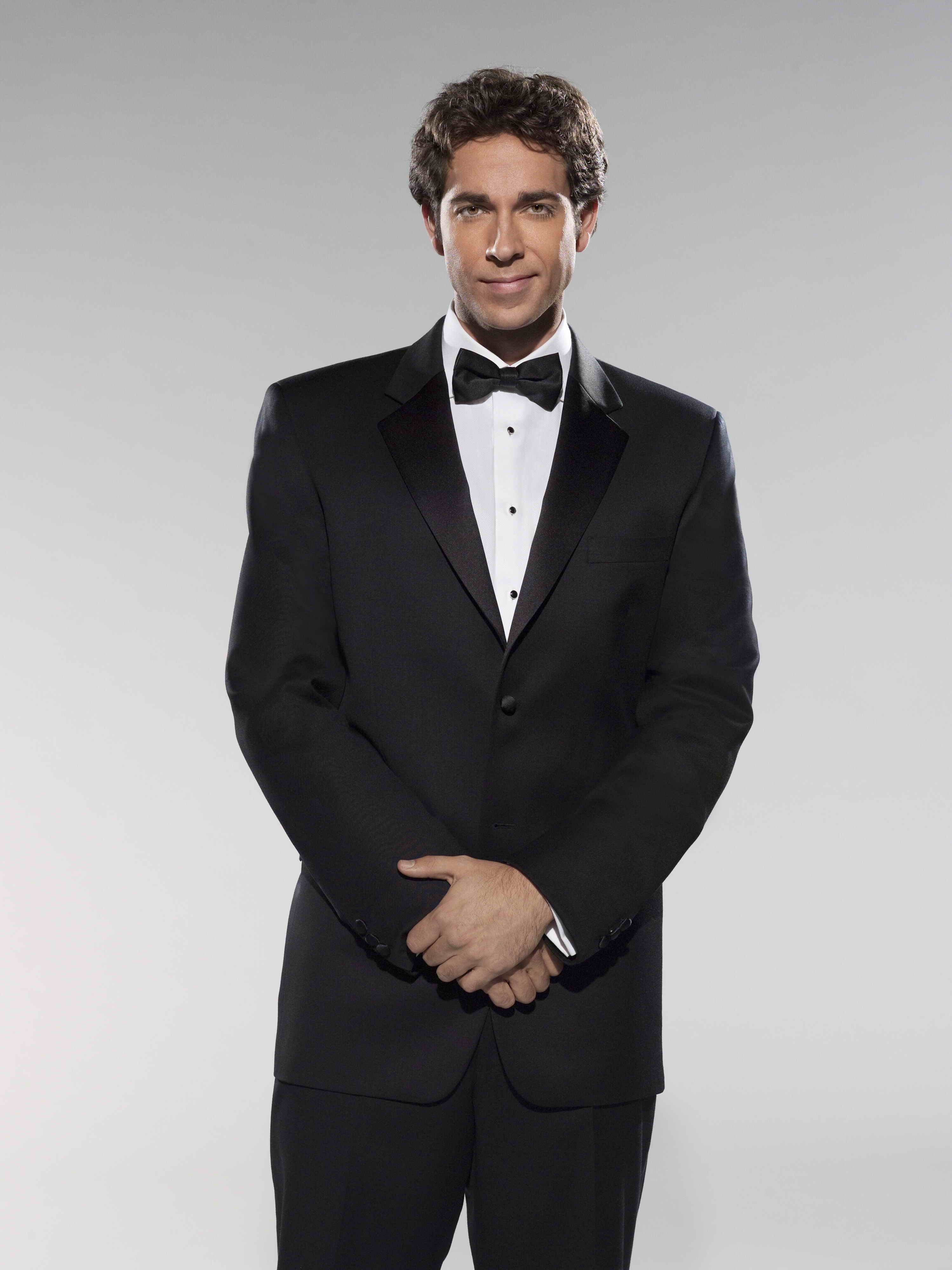 2998x4000 Zachary Levi Wallpaper
