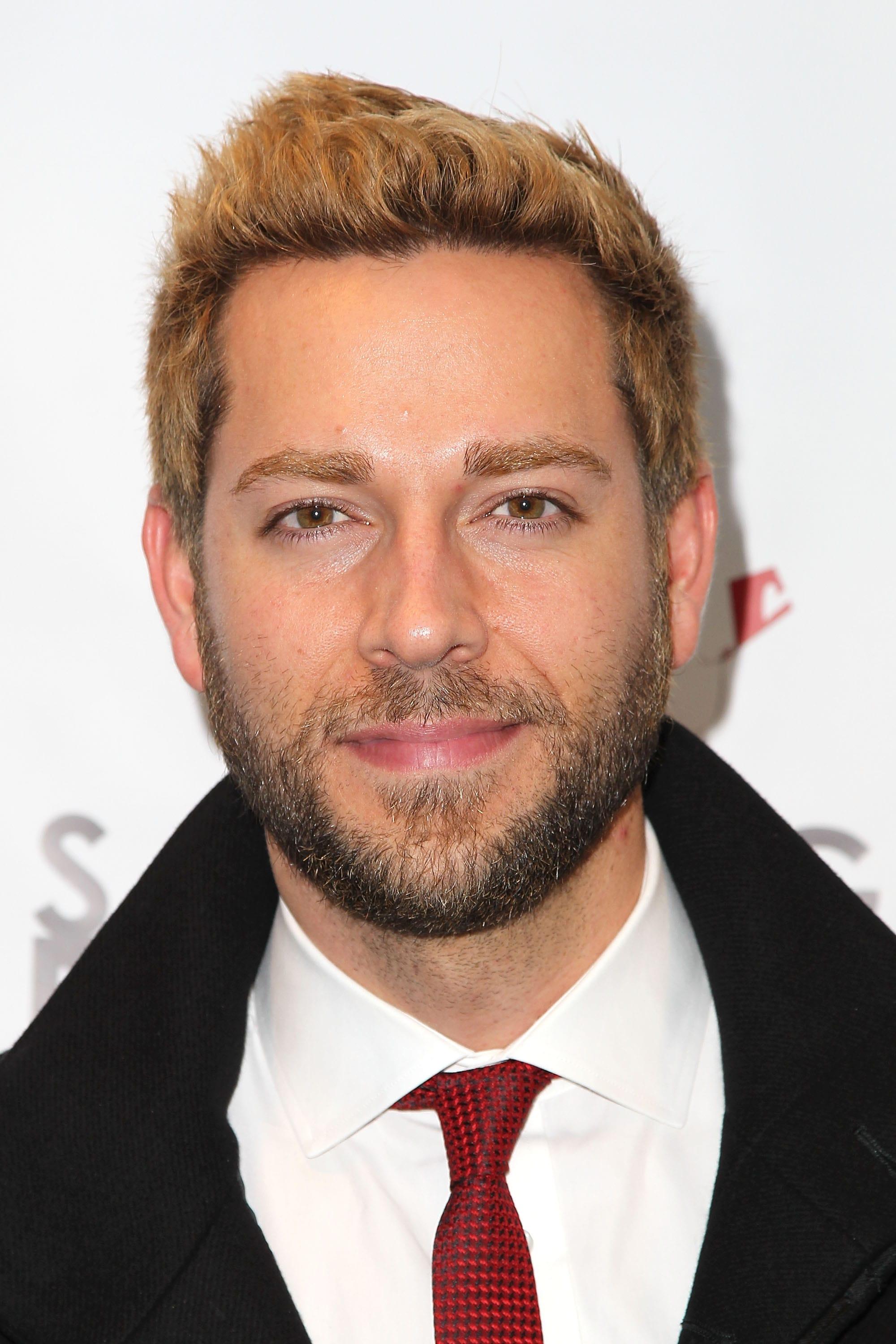2000x3000 Zachary Levi HD