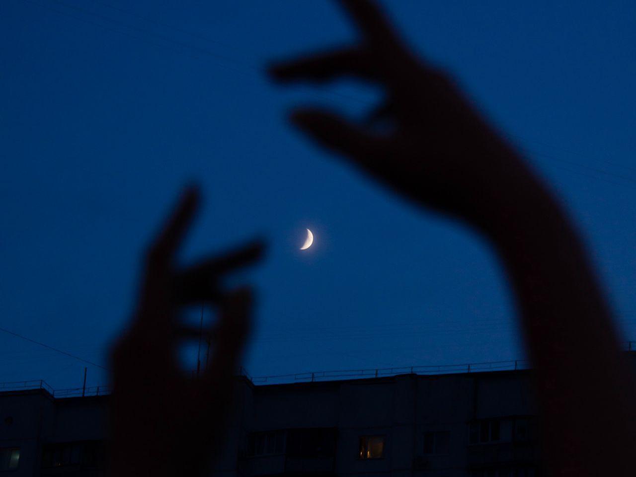 1280x960 Download wallpaper 1280x960 night, moon, dark, hands, building standard 4:3 HD background