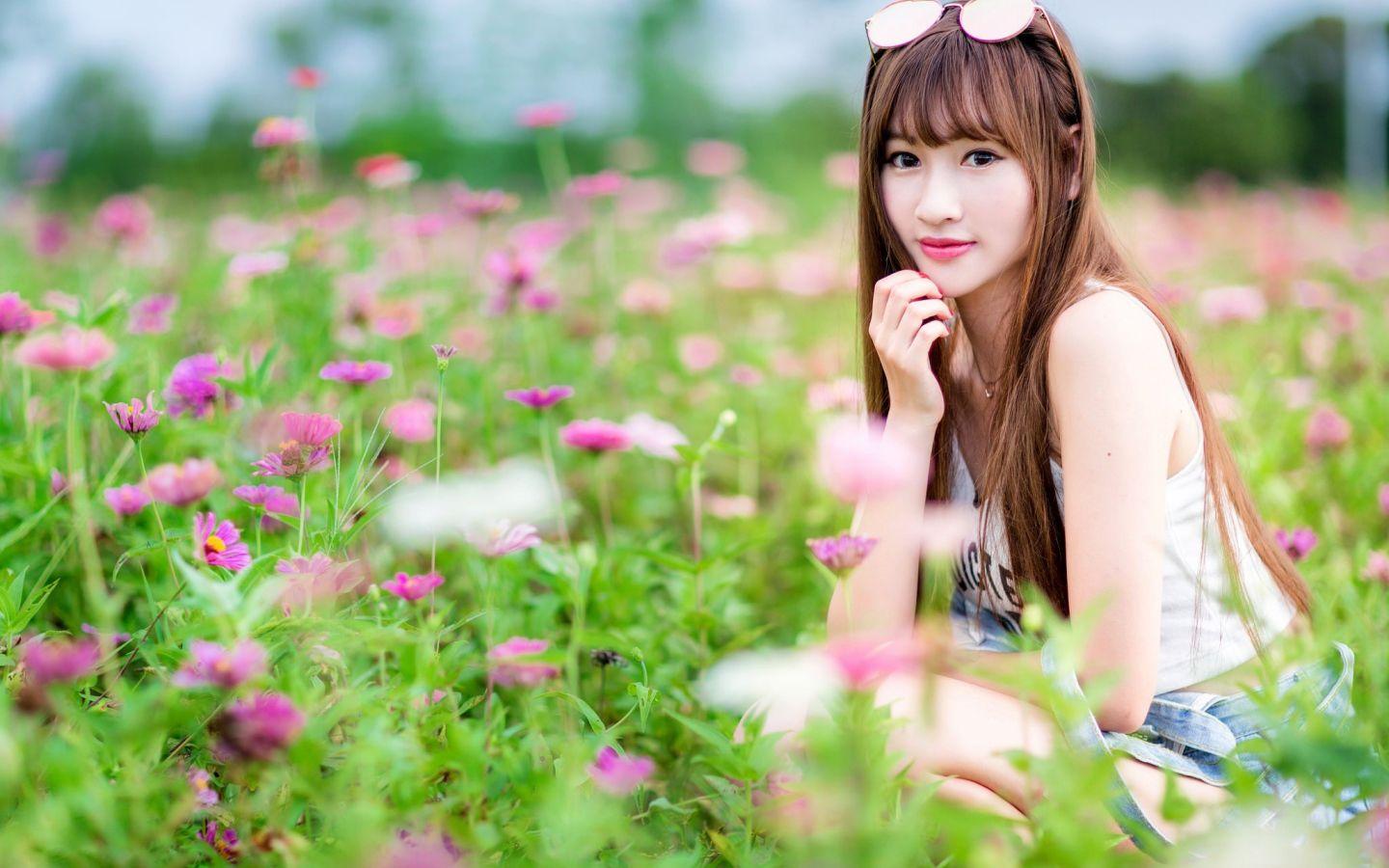 1440x900 Beautiful Asian girl model on a field with pink flowers Desktop wallpaper 1440x900