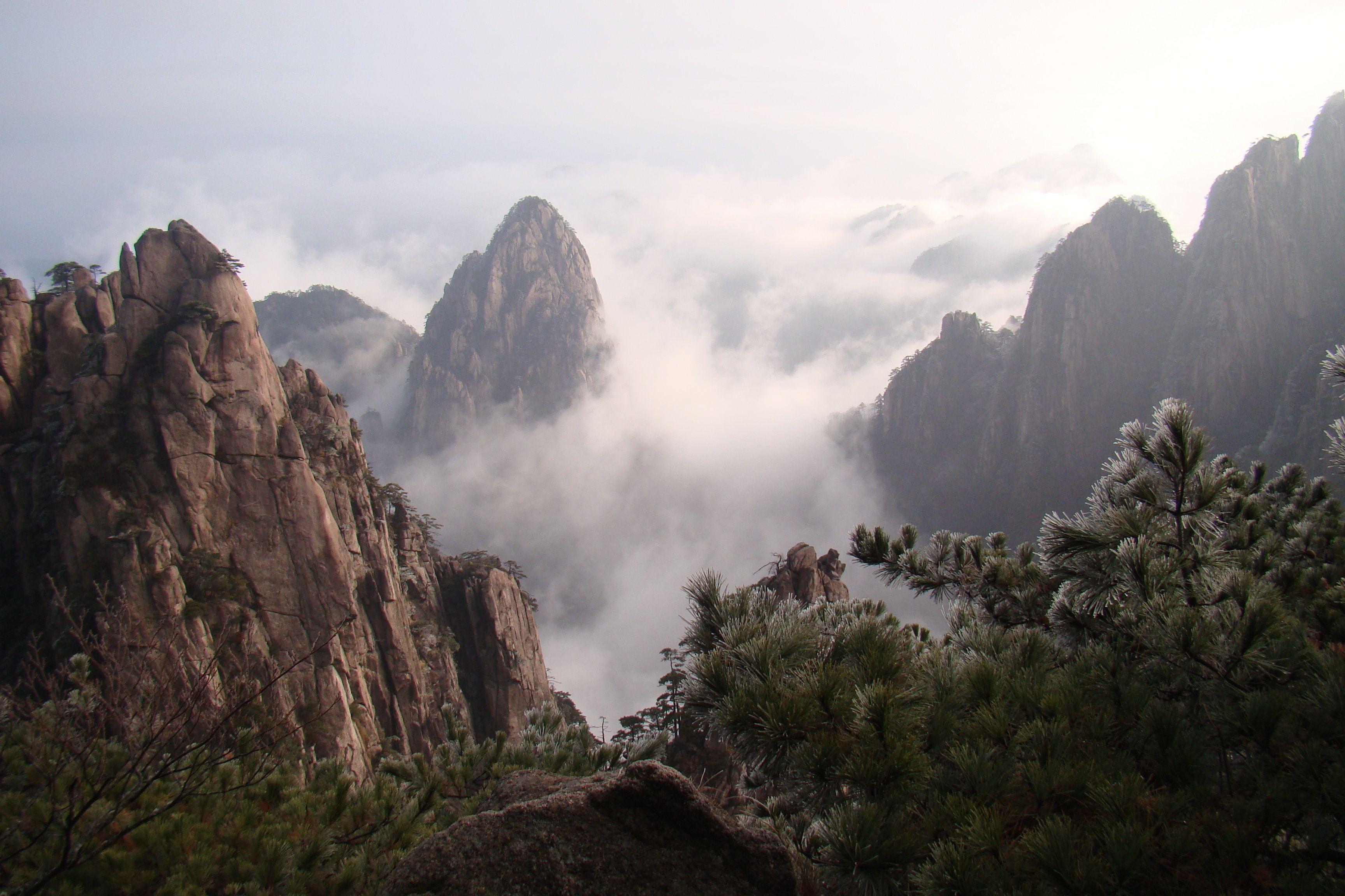 Основные горы китая. Горная гряда Хуаншань. Хуаншань пик лотоса. Горы Хуаншань, Китай. Желтые горы Хуаншань.