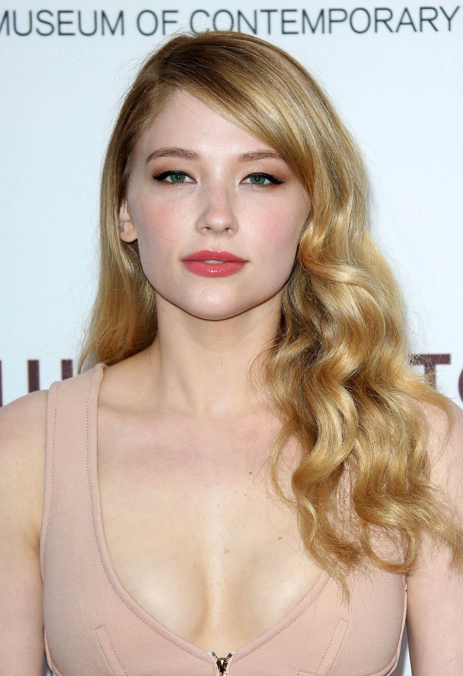 1605x2340 Haley Bennett Sizzling Photo And Cool New Wallpaper