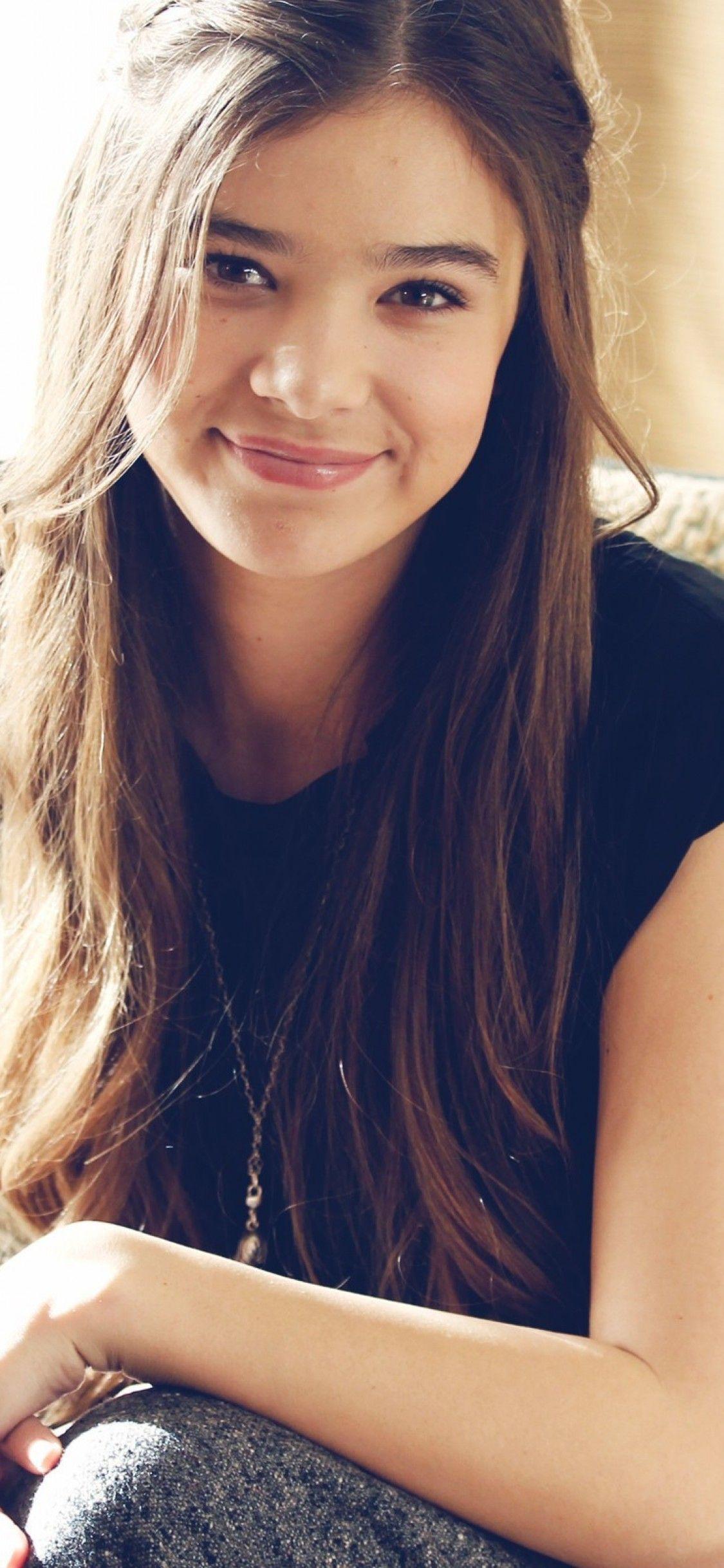 1125x2436 Hailee Steinfeld iPhone X Wallpaper Download