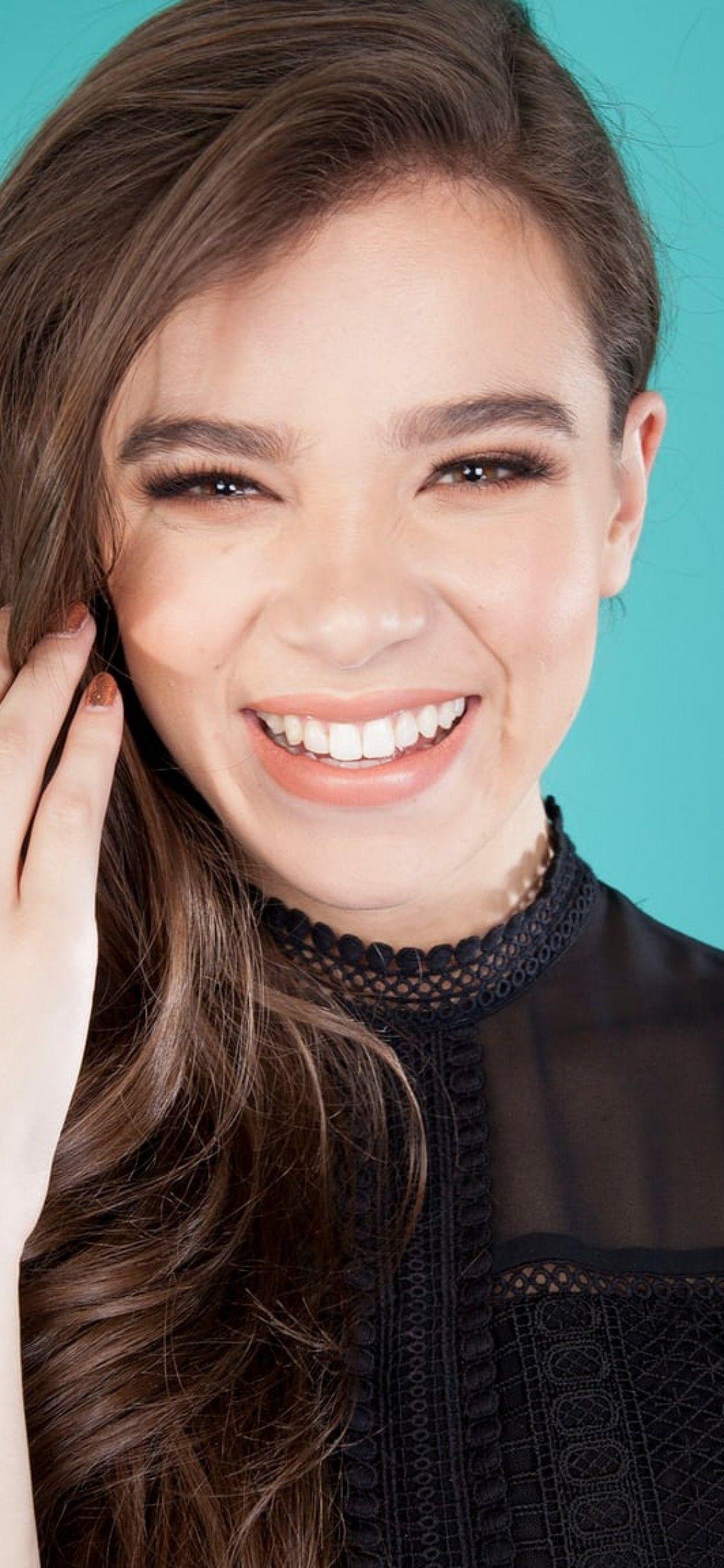 1125x2436 Hailee Steinfeld iPhone X Wallpaper Download
