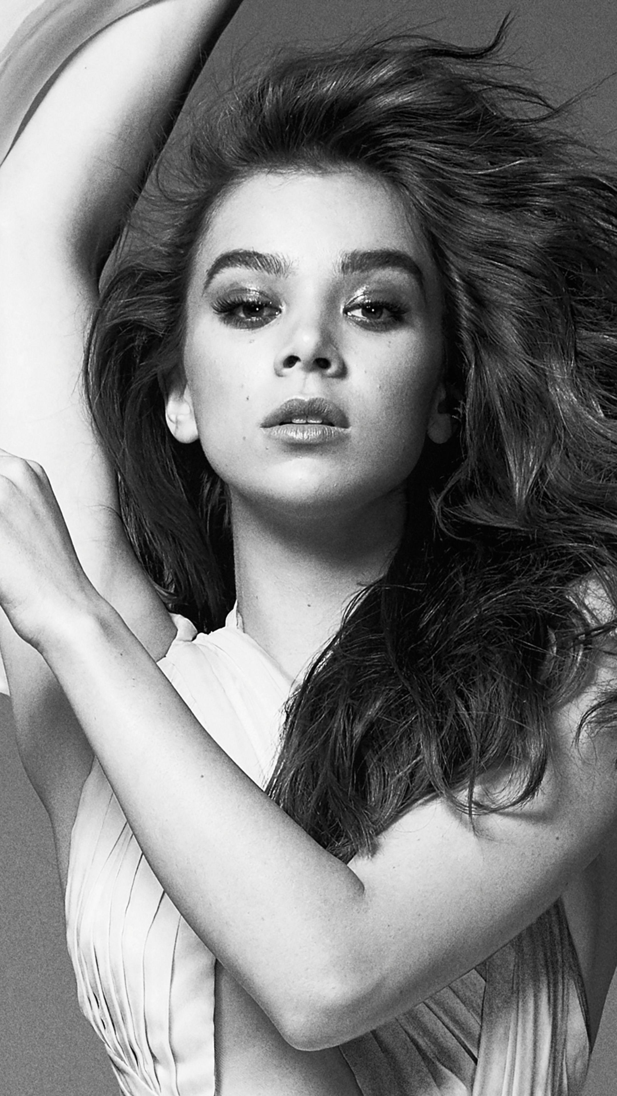 2160x3840 Hailee Steinfeld Black And White Wallpaper Mobile. Black and white wallpaper, Hailee steinfeld, Celebrity wallpaper