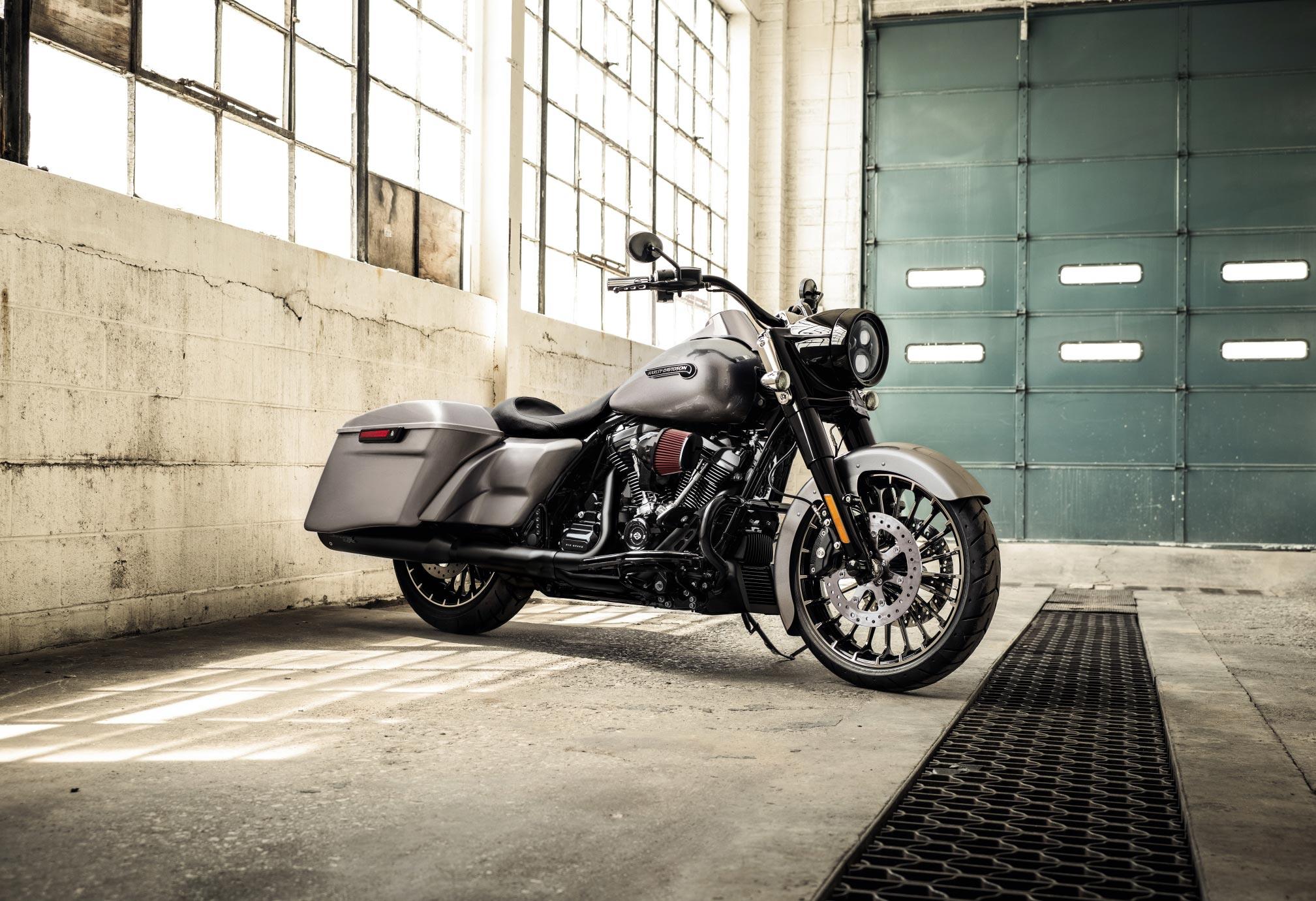 2017x1380 Harley Davidson Road King Review