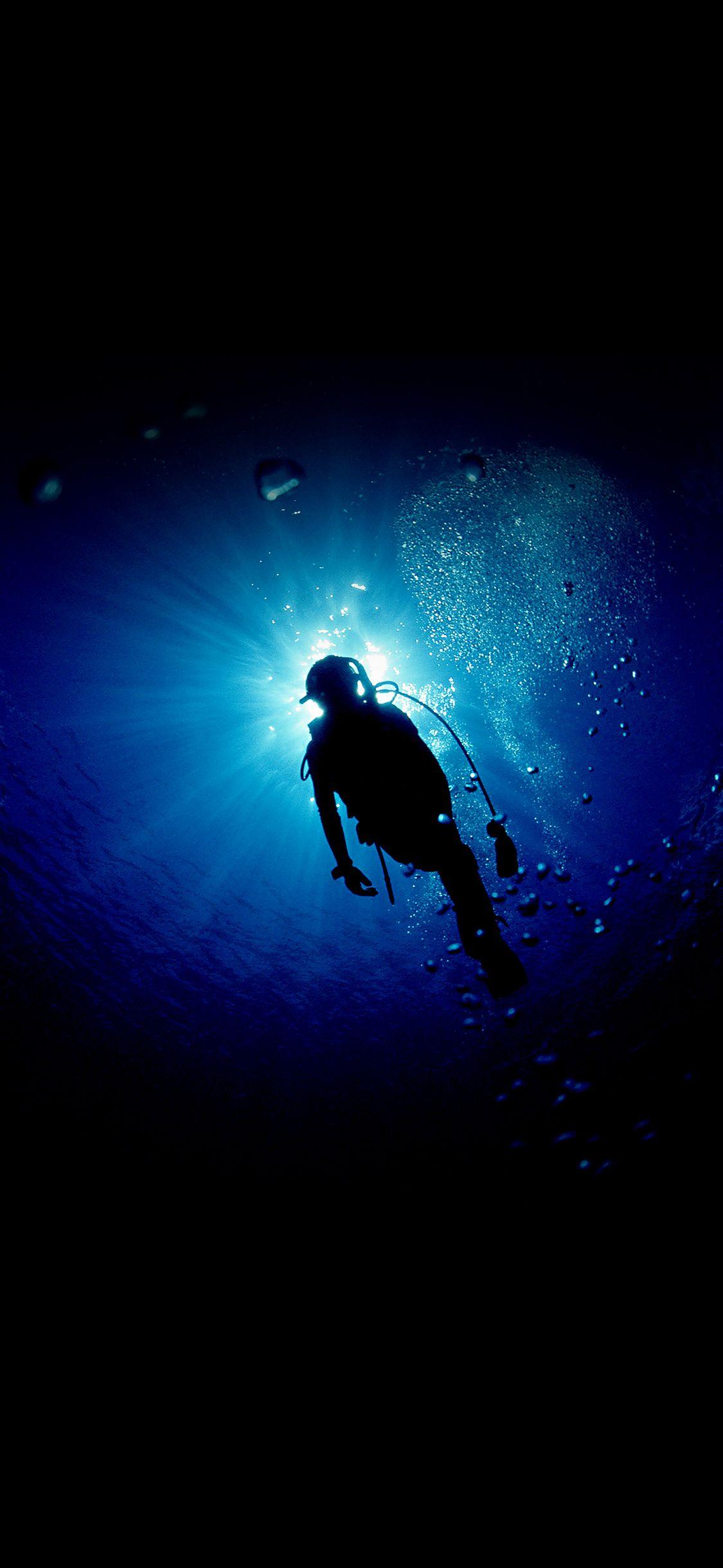 1125x2436 Deep Blue Ocean Dive