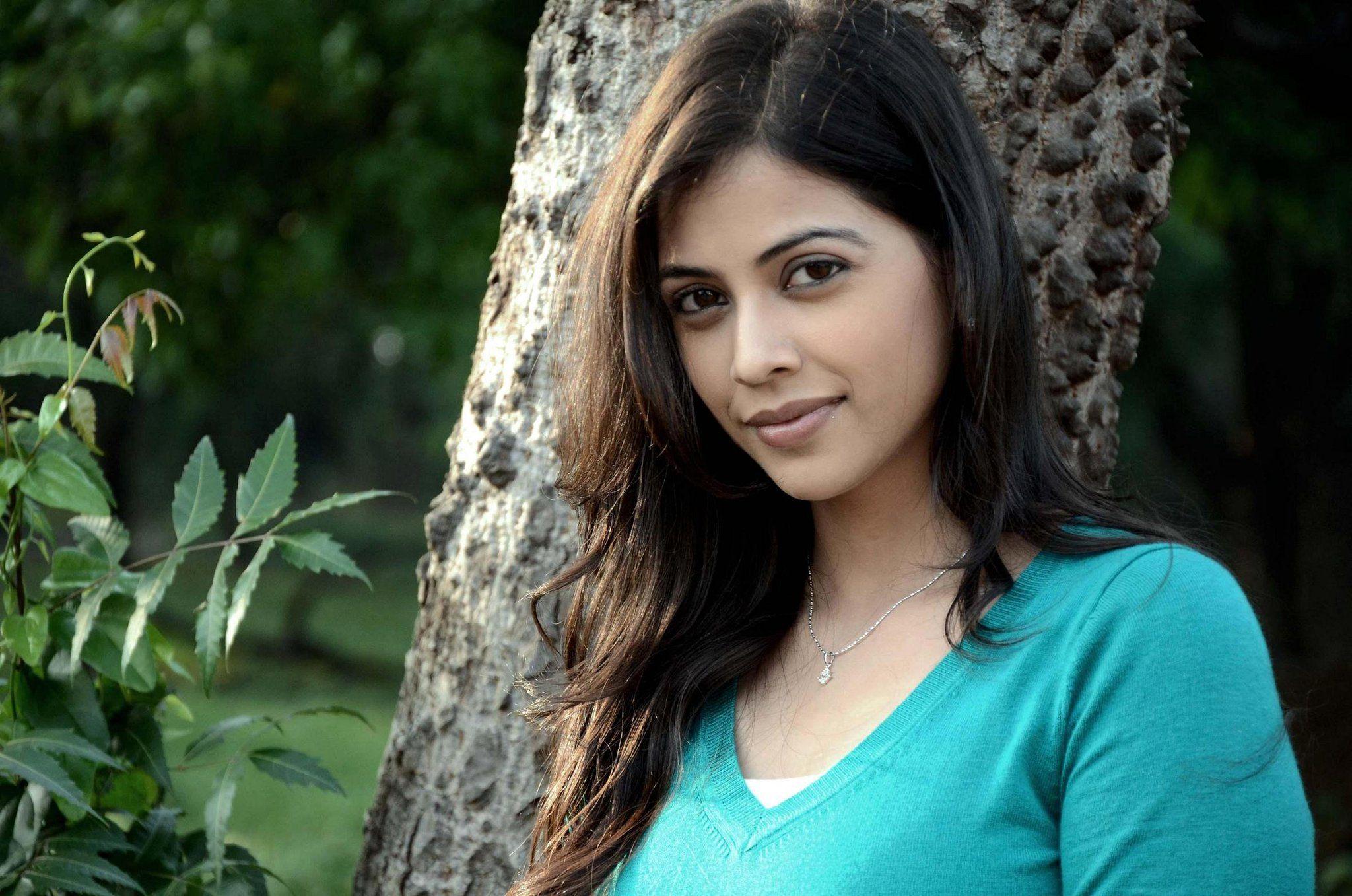 2048x1357 Deepali Pansare Marathi Actress Wallpaper