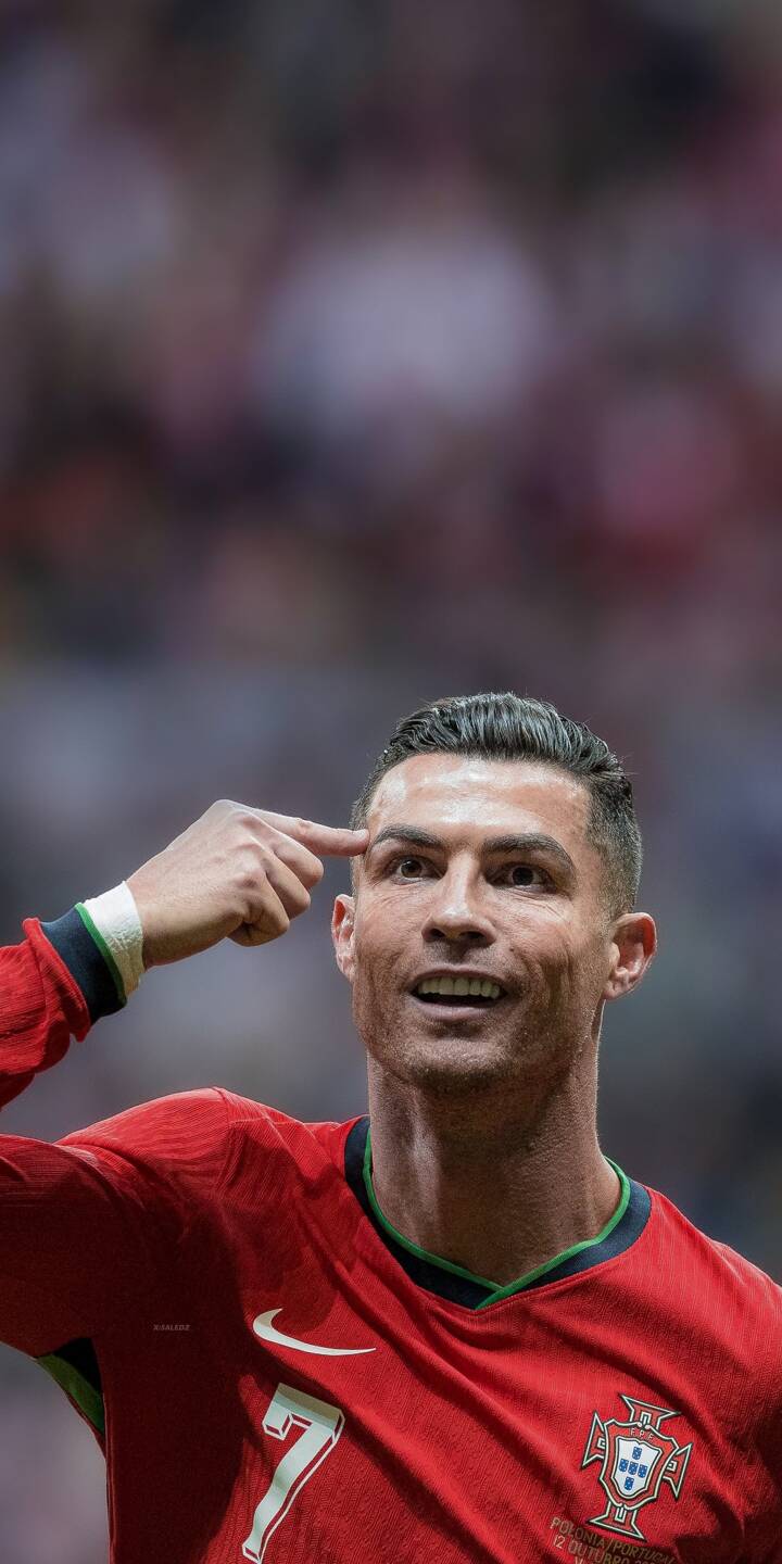 720x1440 Cristiano Ronaldo Gesture Wallpaper