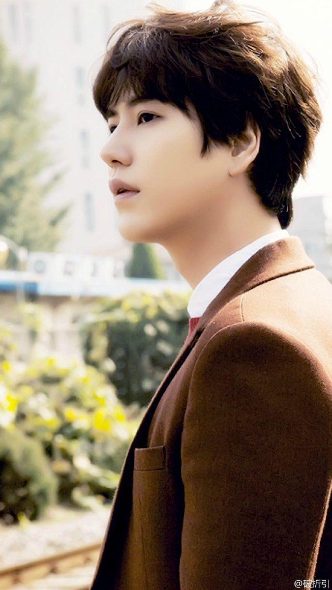 675x1200 KyuHaeBiased 'At Gwanghwamun' cell phone wallpaper [破折引] (1)