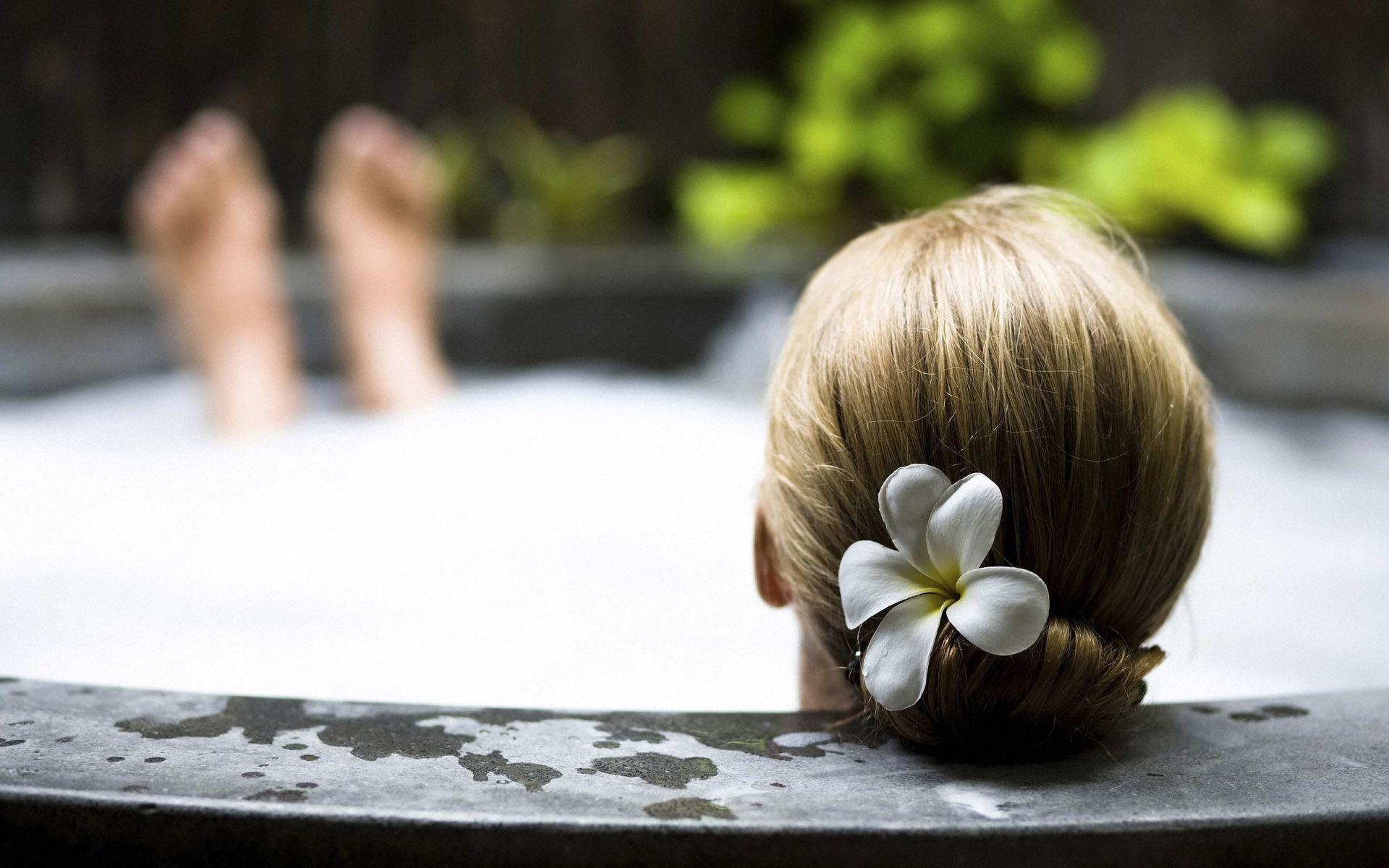 1920x1200 Wallpaper flower, hairs, head, woman, Jacuzzi, SPA desktop wallpaper Girls