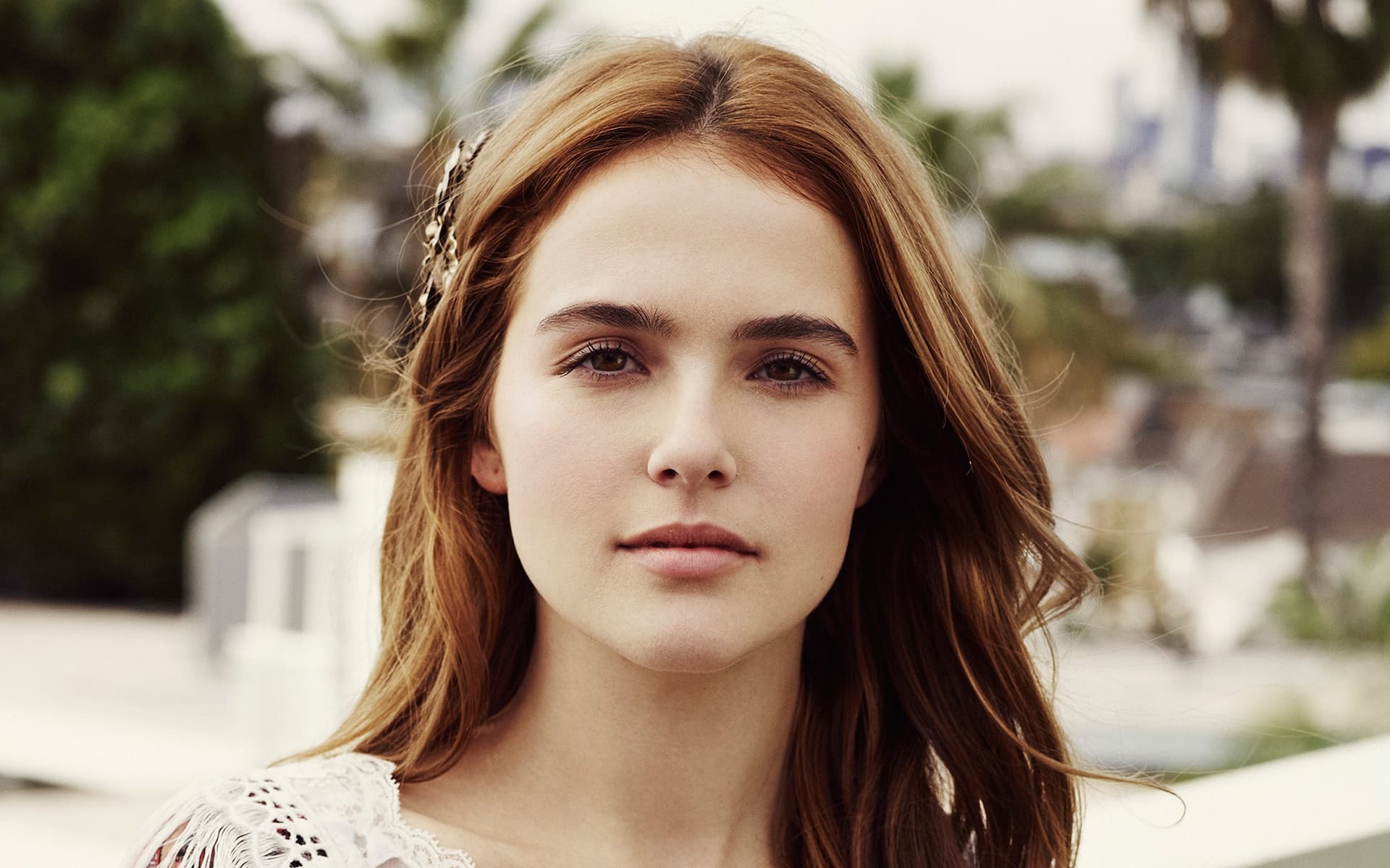 1920x1200 Zoey Deutch Wallpaper