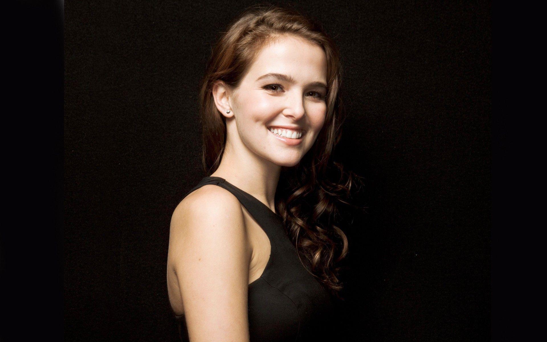 1920x1200 Zoey Deutch Smile HD Wallpaper 55409 1920x1200px