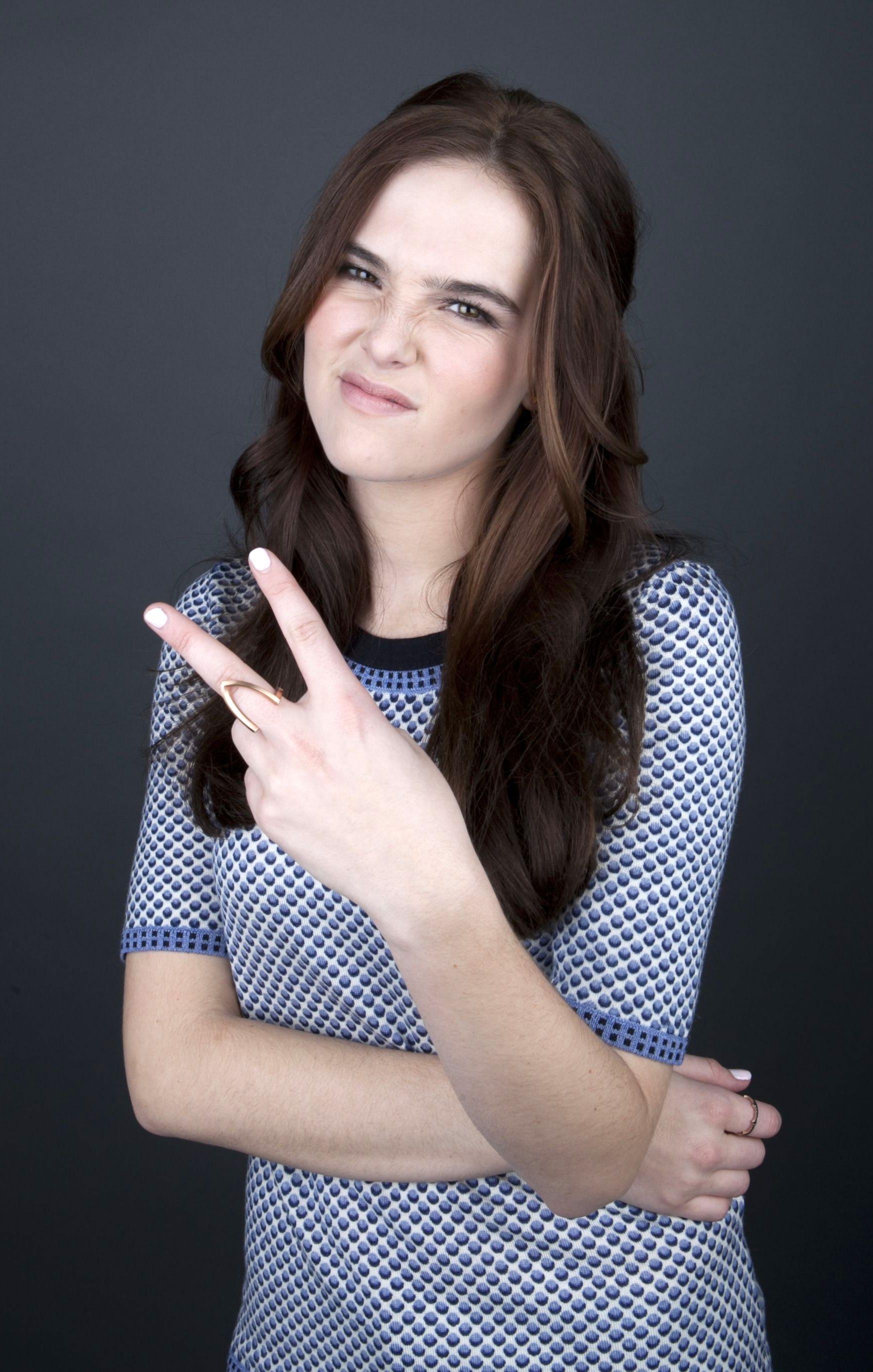 1747x2745 Zoey Deutch Wallpaper