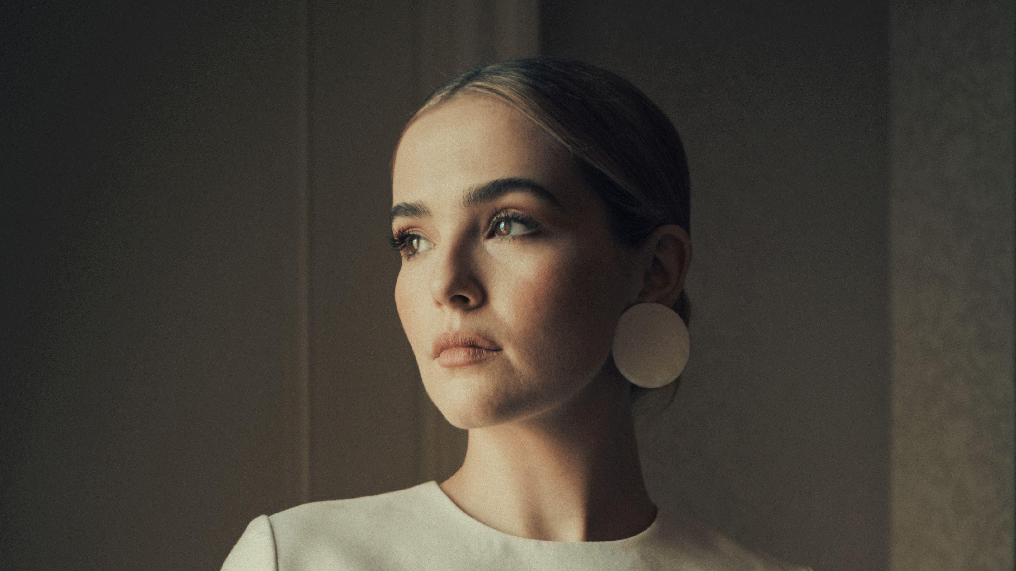3264x1836 Zoey Deutch 2018 Wallpaper