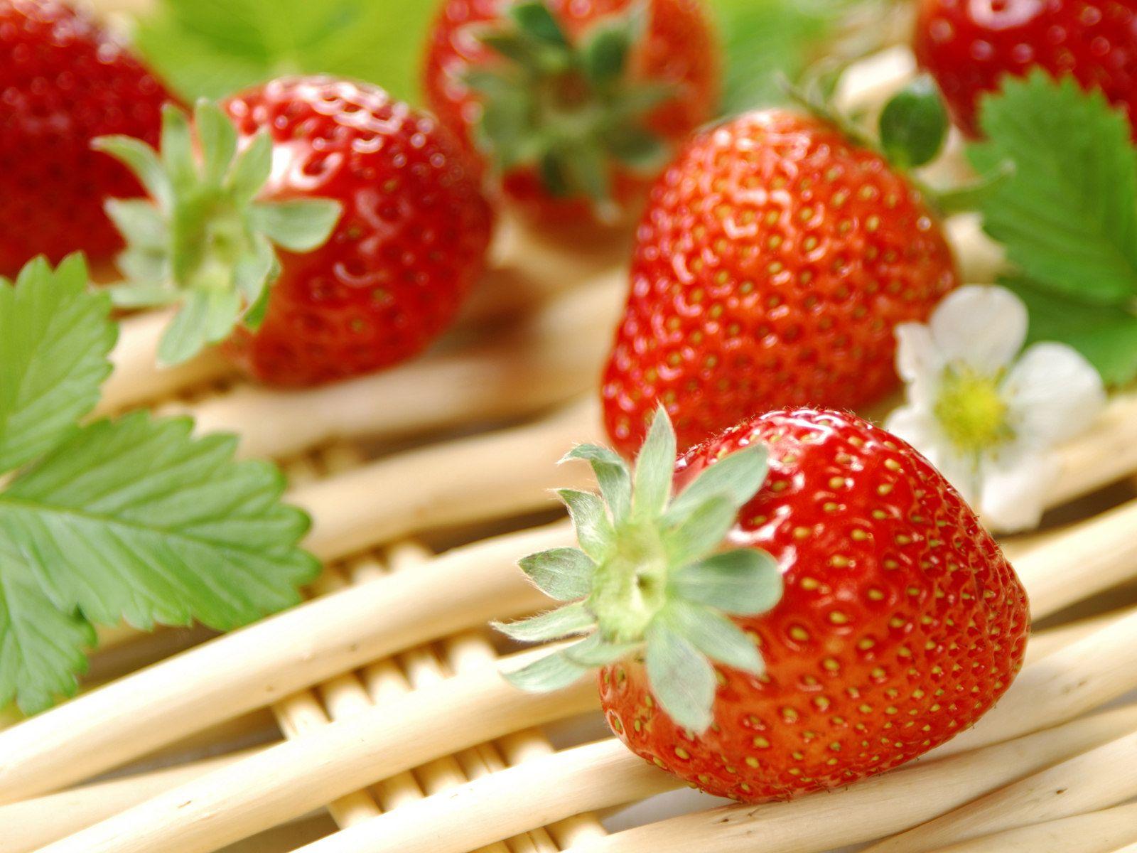 1600x1200 Fruit Photography : Strawberry Photo, Fresh Strawberries, Garden Strawberries 1600x1200 Wallpaper 20