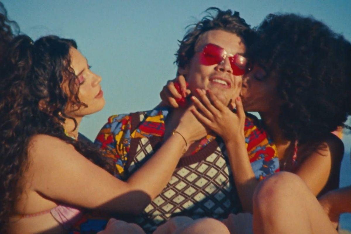 1200x675 Surrounded by women without respecting social isolation, Harry Styles releases the music video Watermelon Sugar and dedicated it to touching