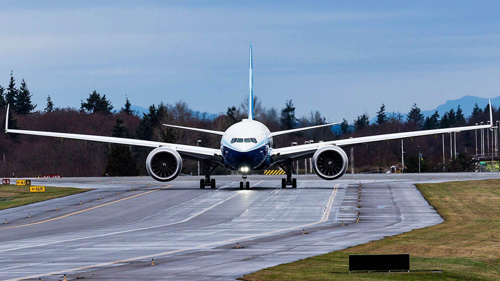 Самолету 10 лет. Боинг 777 9x. Boing 777x. Самолет Boeing 777-9x. Boeing 777x.