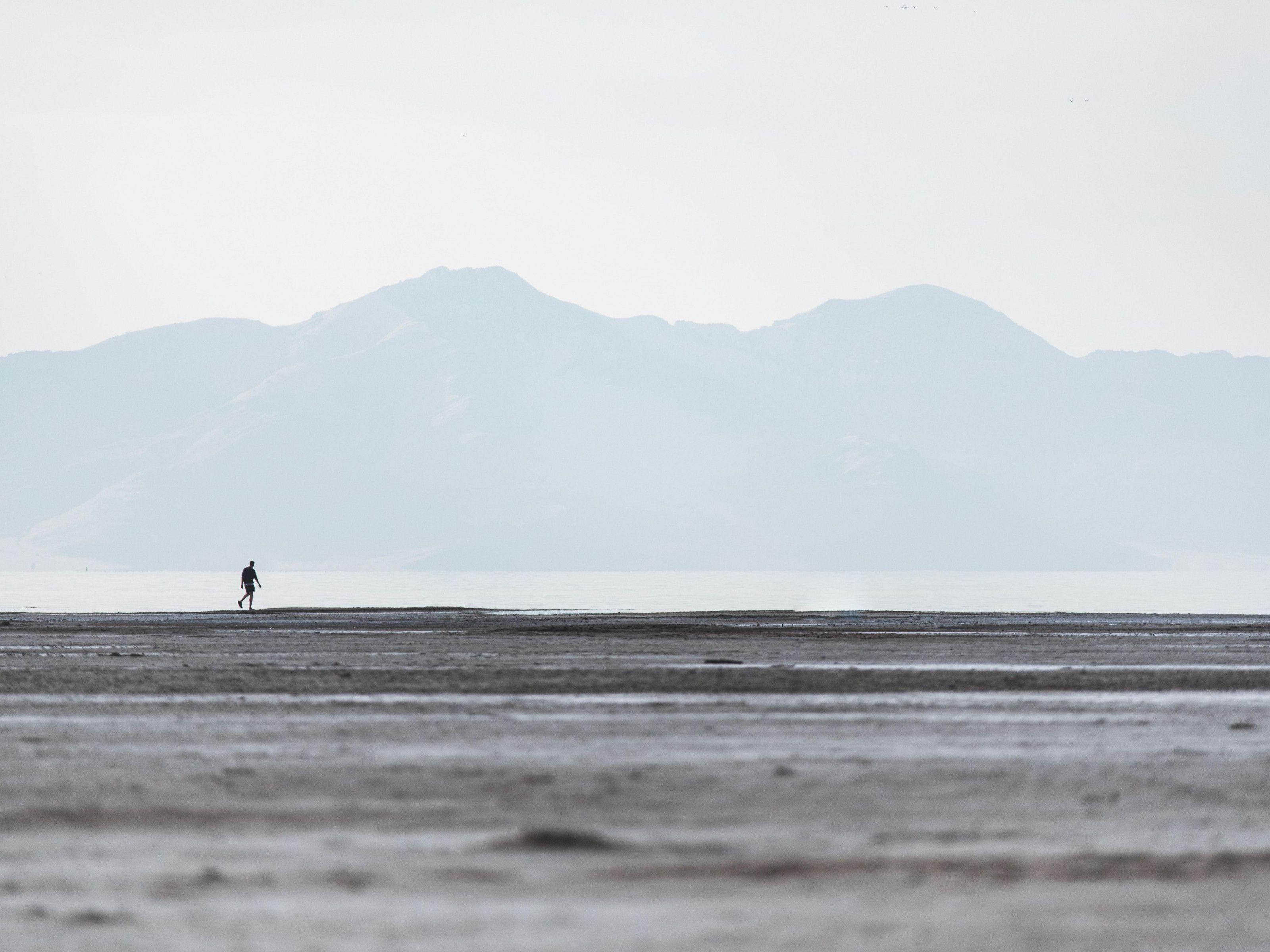 3200x2400 wallpaper man, loneliness, lonely, horizon, minimalism HD : Widescreen : High Definition