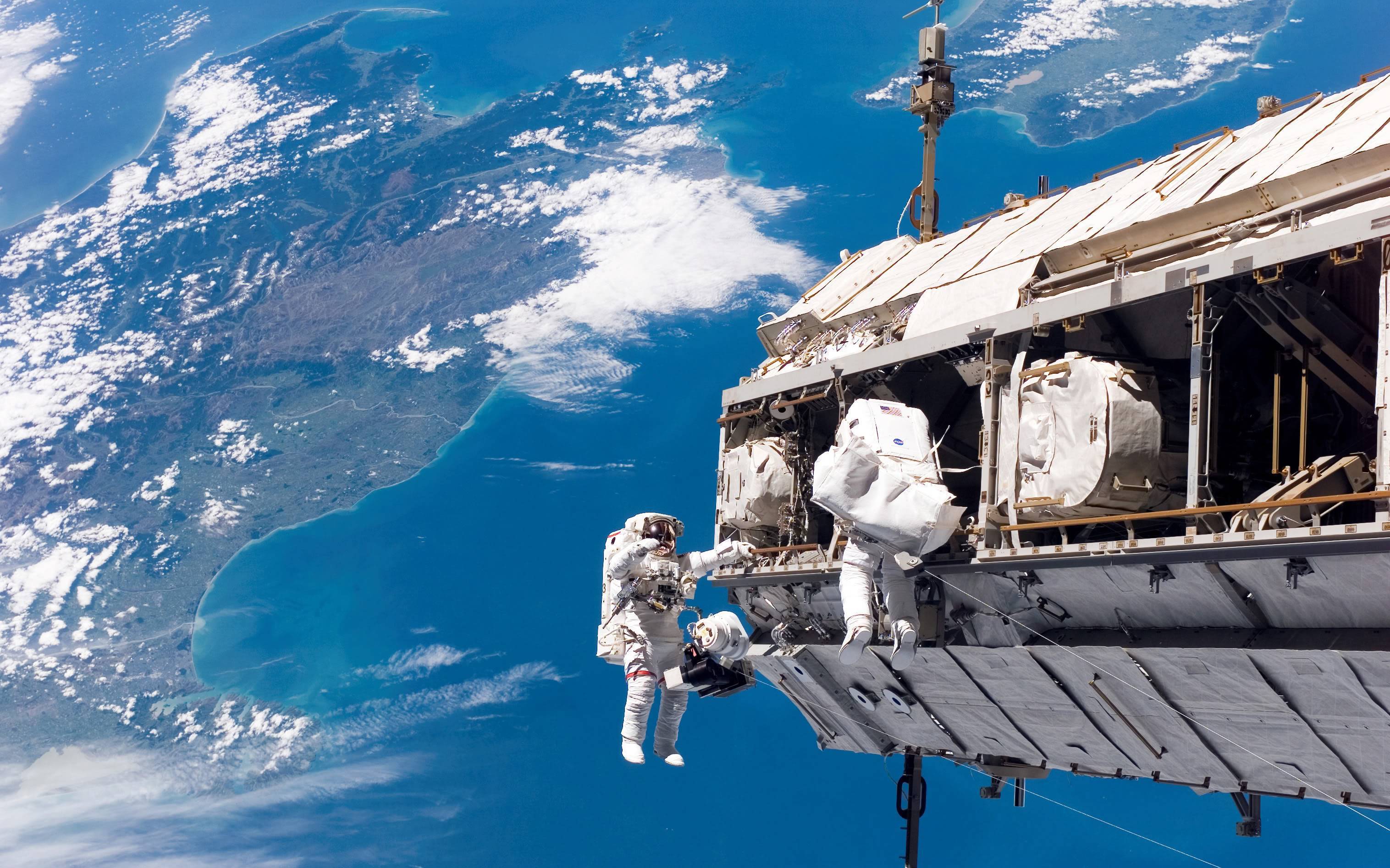 3032x1895 international space station. I Like To Waste My Time