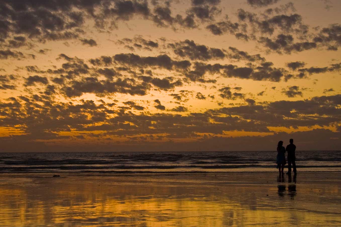 1357x905 Couple Walking On Beach At Sunset Walking On The Beach Wallpaper & Background Download