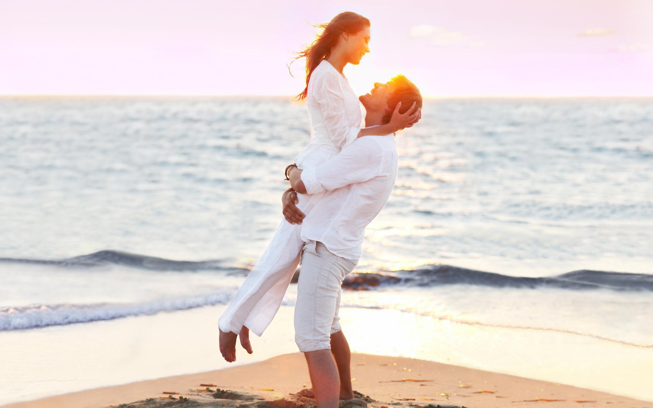 2560x1600 Romantic Couple at Beach Wallpaper