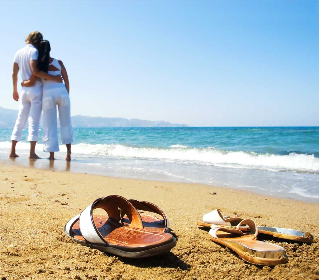 1024x900 love couple on beach wallpaper in HD for background 1631 - Couple Love Beach HD Wallpaper