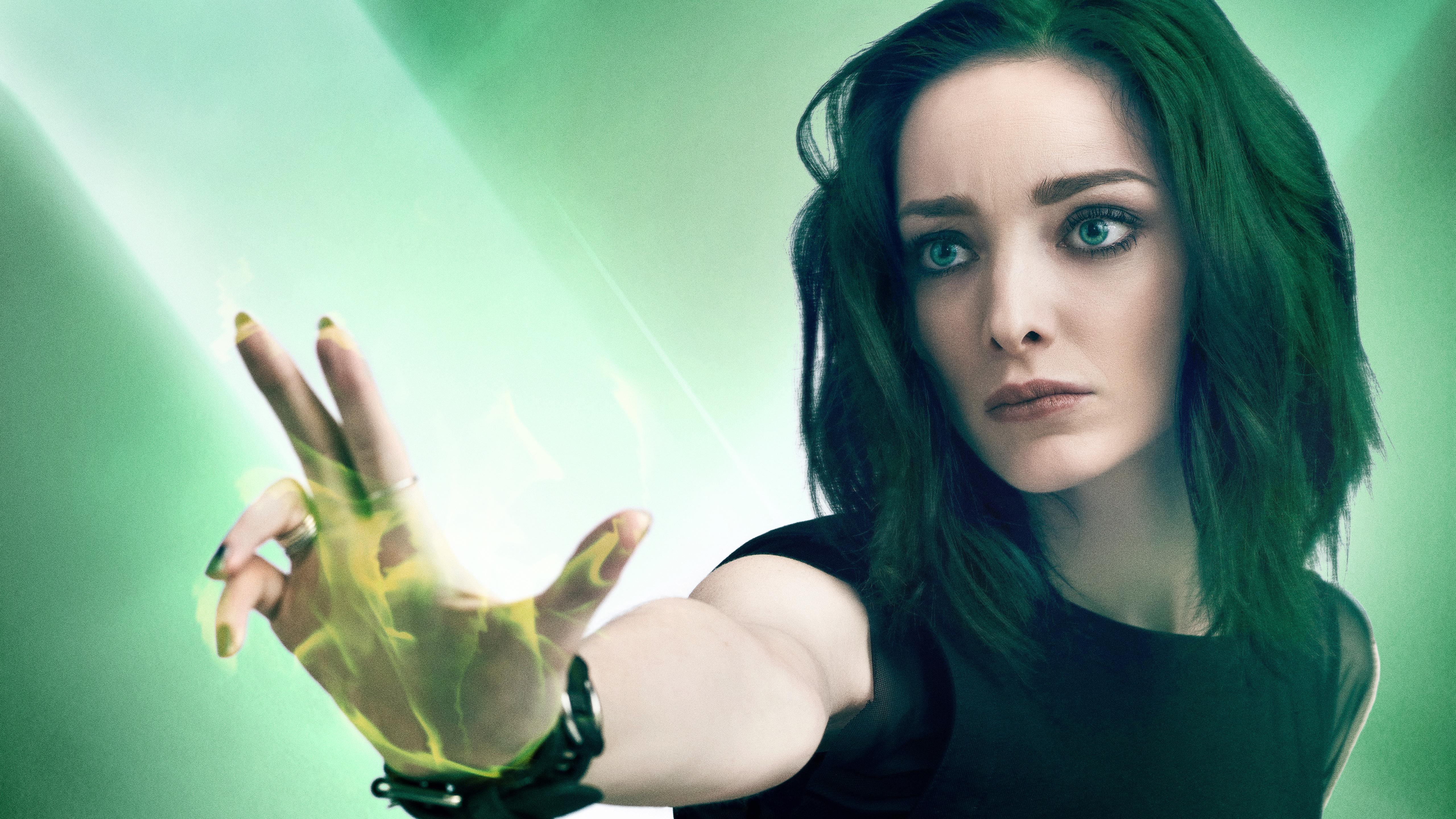 5120x2880 Emma Dumont Wallpaper